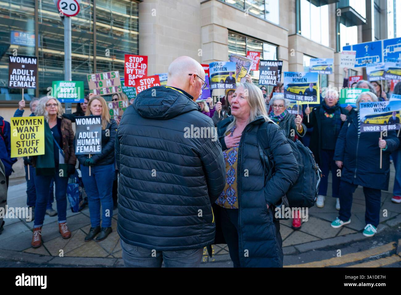 Edinburgh, Schottland, Großbritannien. März 2025. Die Frauenpro-Frauengruppe Schottland veranstaltete vor dem Veranstaltungsort des Internationalen Frauentags der SNP in Edinburgh eine Proteste, an der die Referenten First Minister John Swinney und die ehemalige First Ministerin Nicola Sturgeon teilnahmen. Die Demonstranten sind unglücklich darüber, dass die SNP keinen Unterschied zwischen Transsexuellen und Frauen macht und welche Auswirkungen diese Politik auf die rein weiblichen Räume hat. Herr Swinney sprach mit Marion Calder, Direktorin für Frauen Schottland, bevor er an der Veranstaltung teilnahm. John Swinney spricht mit Marion Calder. Iain Masterton/Alamy Live News. Stockfoto