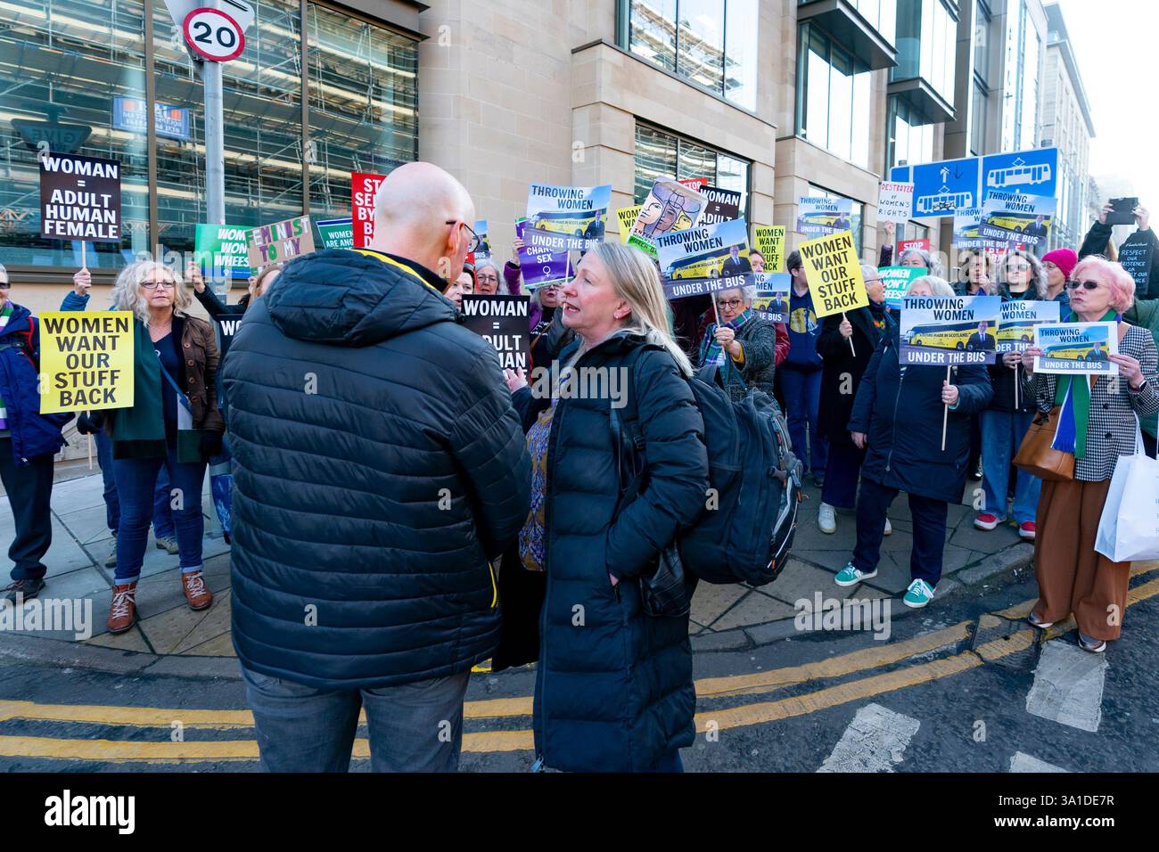 Edinburgh, Schottland, Großbritannien. März 2025. Die Frauenpro-Frauengruppe Schottland veranstaltete vor dem Veranstaltungsort des Internationalen Frauentags der SNP in Edinburgh eine Proteste, an der die Referenten First Minister John Swinney und die ehemalige First Ministerin Nicola Sturgeon teilnahmen. Die Demonstranten sind unglücklich darüber, dass die SNP keinen Unterschied zwischen Transsexuellen und Frauen macht und welche Auswirkungen diese Politik auf die rein weiblichen Räume hat. Herr Swinney sprach mit Marion Calder, Direktorin für Frauen Schottland, bevor er an der Veranstaltung teilnahm. John Swinney spricht mit Marion Calder. Iain Masterton/Alamy Live News. Stockfoto