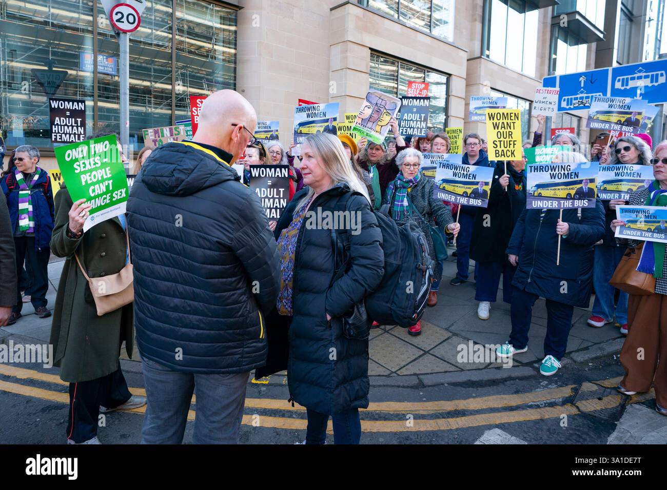 Edinburgh, Schottland, Großbritannien. März 2025. Die Frauenpro-Frauengruppe Schottland veranstaltete vor dem Veranstaltungsort des Internationalen Frauentags der SNP in Edinburgh eine Proteste, an der die Referenten First Minister John Swinney und die ehemalige First Ministerin Nicola Sturgeon teilnahmen. Die Demonstranten sind unglücklich darüber, dass die SNP keinen Unterschied zwischen Transsexuellen und Frauen macht und welche Auswirkungen diese Politik auf die rein weiblichen Räume hat. Herr Swinney sprach mit Marion Calder, Direktorin für Frauen Schottland, bevor er an der Veranstaltung teilnahm. John Swinney spricht mit Marion Calder. Iain Masterton/Alamy Live News. Stockfoto
