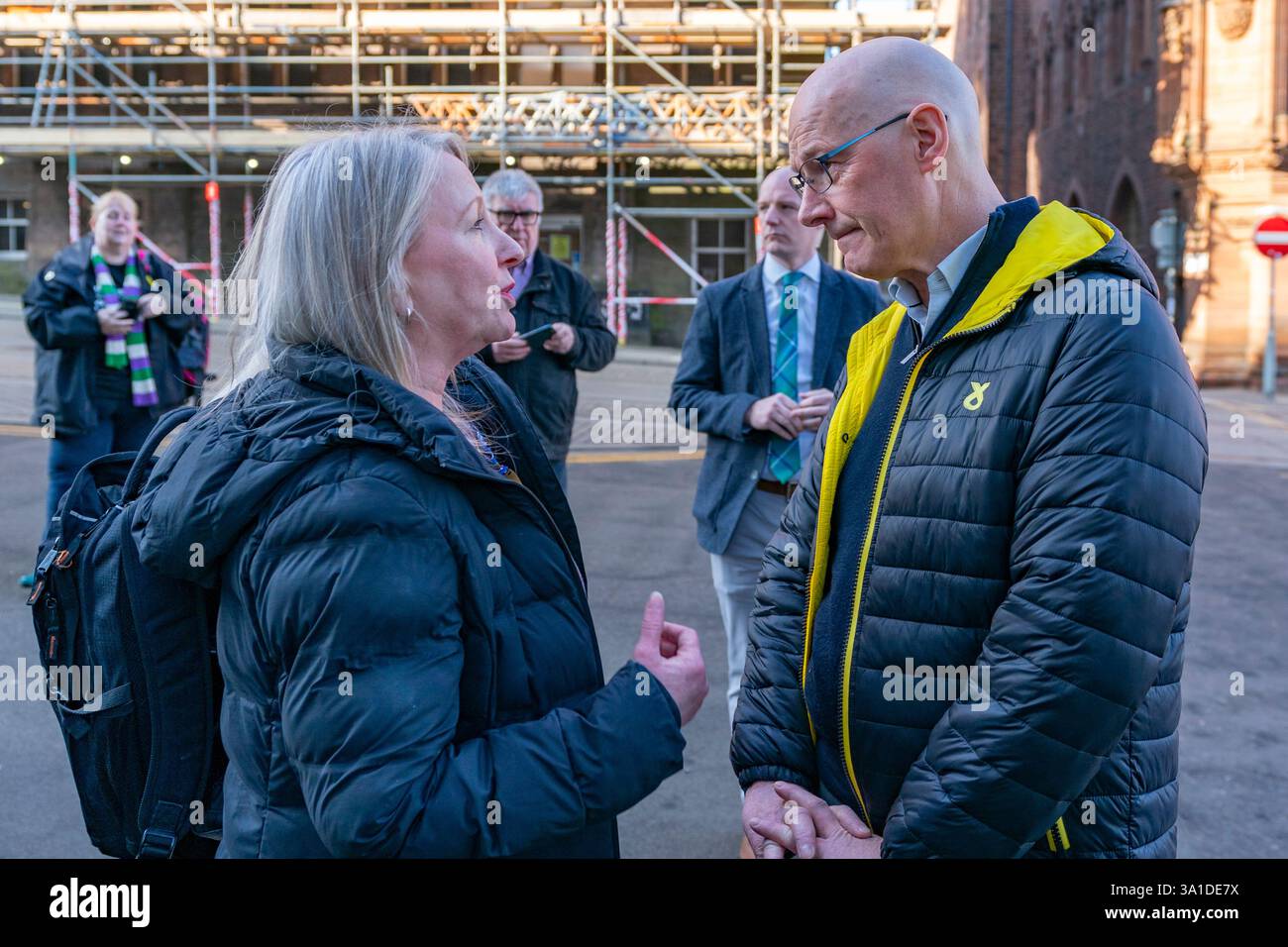 Edinburgh, Schottland, Großbritannien. März 2025. Die Frauenpro-Frauengruppe Schottland veranstaltete vor dem Veranstaltungsort des Internationalen Frauentags der SNP in Edinburgh eine Proteste, an der die Referenten First Minister John Swinney und die ehemalige First Ministerin Nicola Sturgeon teilnahmen. Die Demonstranten sind unglücklich darüber, dass die SNP keinen Unterschied zwischen Transsexuellen und Frauen macht und welche Auswirkungen diese Politik auf die rein weiblichen Räume hat. Herr Swinney sprach mit Marion Calder, Direktorin für Frauen Schottland, bevor er an der Veranstaltung teilnahm. John Swinney spricht mit Marion Calder. Iain Masterton/Alamy Live News. Stockfoto