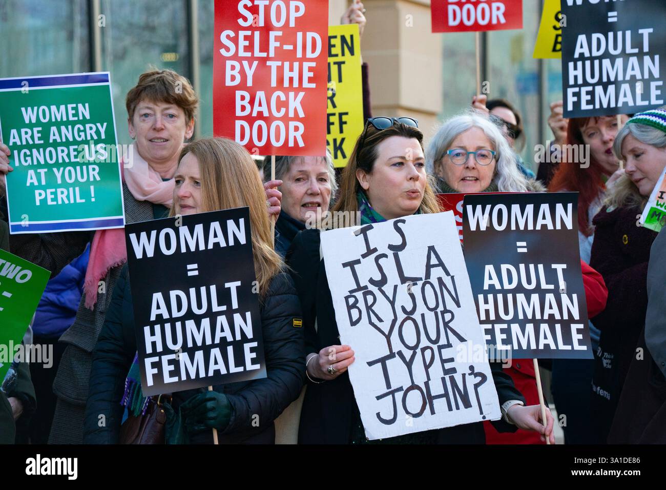 Edinburgh, Schottland, Großbritannien. März 2025. Die Frauenpro-Frauengruppe Schottland veranstaltete vor dem Veranstaltungsort des Internationalen Frauentags der SNP in Edinburgh eine Proteste, an der die Referenten First Minister John Swinney und die ehemalige First Ministerin Nicola Sturgeon teilnahmen. Die Demonstranten sind unglücklich darüber, dass die SNP keinen Unterschied zwischen Transsexuellen und Frauen macht und welche Auswirkungen diese Politik auf die rein weiblichen Räume hat. Herr Swinney sprach mit Marion Calder, Direktorin für Frauen Schottland, bevor er an der Veranstaltung teilnahm. Iain Masterton/Alamy Live News. Stockfoto