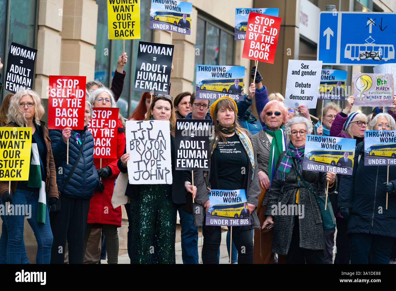 Edinburgh, Schottland, Großbritannien. März 2025. Die Frauenpro-Frauengruppe Schottland veranstaltete vor dem Veranstaltungsort des Internationalen Frauentags der SNP in Edinburgh eine Proteste, an der die Referenten First Minister John Swinney und die ehemalige First Ministerin Nicola Sturgeon teilnahmen. Die Demonstranten sind unglücklich darüber, dass die SNP keinen Unterschied zwischen Transsexuellen und Frauen macht und welche Auswirkungen diese Politik auf die rein weiblichen Räume hat. Herr Swinney sprach mit Marion Calder, Direktorin für Frauen Schottland, bevor er an der Veranstaltung teilnahm. Iain Masterton/Alamy Live News. Stockfoto