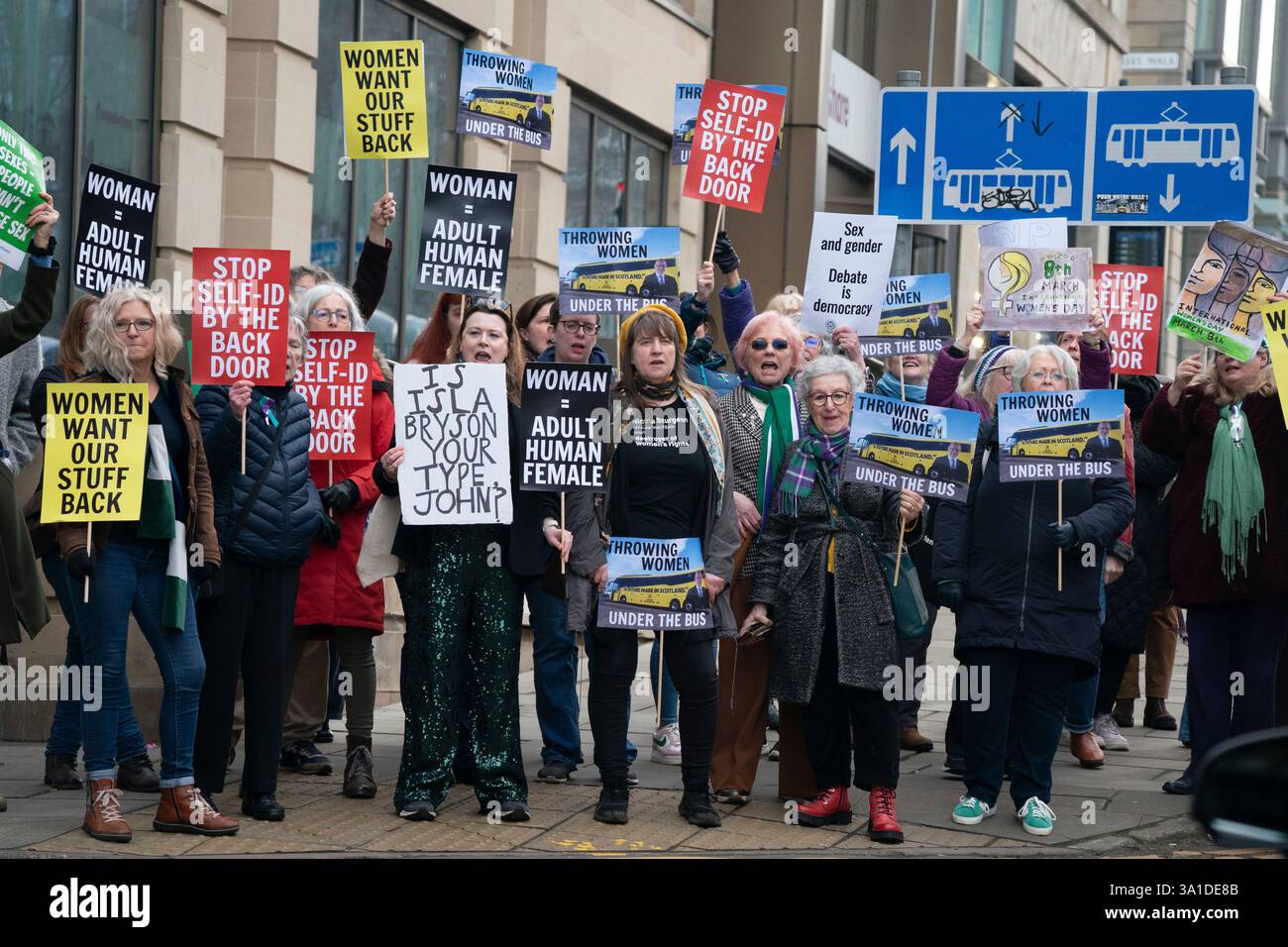 Edinburgh, Schottland, Großbritannien. März 2025. Die Frauenpro-Frauengruppe Schottland veranstaltete vor dem Veranstaltungsort des Internationalen Frauentags der SNP in Edinburgh eine Proteste, an der die Referenten First Minister John Swinney und die ehemalige First Ministerin Nicola Sturgeon teilnahmen. Die Demonstranten sind unglücklich darüber, dass die SNP keinen Unterschied zwischen Transsexuellen und Frauen macht und welche Auswirkungen diese Politik auf die rein weiblichen Räume hat. Herr Swinney sprach mit Marion Calder, Direktorin für Frauen Schottland, bevor er an der Veranstaltung teilnahm. Iain Masterton/Alamy Live News. Stockfoto