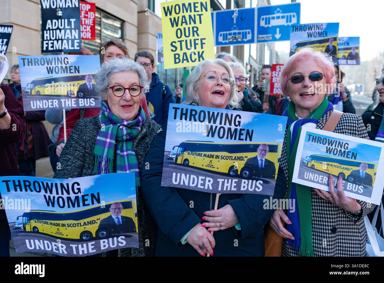 Edinburgh, Schottland, Großbritannien. März 2025. Die Frauenpro-Frauengruppe Schottland veranstaltete vor dem Veranstaltungsort des Internationalen Frauentags der SNP in Edinburgh eine Proteste, an der die Referenten First Minister John Swinney und die ehemalige First Ministerin Nicola Sturgeon teilnahmen. Die Demonstranten sind unglücklich darüber, dass die SNP keinen Unterschied zwischen Transsexuellen und Frauen macht und welche Auswirkungen diese Politik auf die rein weiblichen Räume hat. Herr Swinney sprach mit Marion Calder, Direktorin für Frauen Schottland, bevor er an der Veranstaltung teilnahm. Iain Masterton/Alamy Live News. Stockfoto