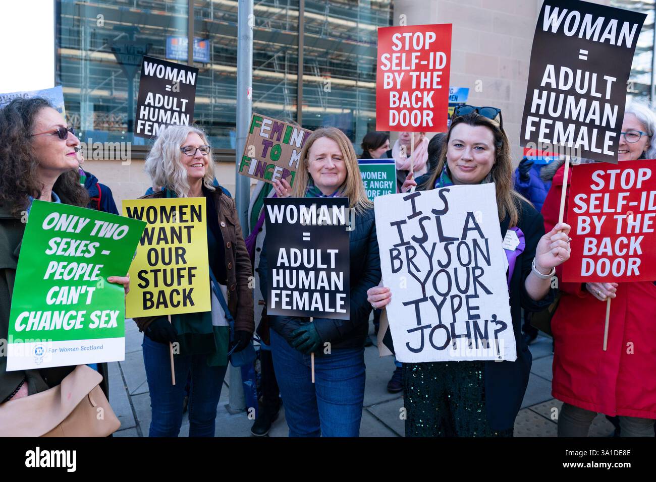Edinburgh, Schottland, Großbritannien. März 2025. Die Frauenpro-Frauengruppe Schottland veranstaltete vor dem Veranstaltungsort des Internationalen Frauentags der SNP in Edinburgh eine Proteste, an der die Referenten First Minister John Swinney und die ehemalige First Ministerin Nicola Sturgeon teilnahmen. Die Demonstranten sind unglücklich darüber, dass die SNP keinen Unterschied zwischen Transsexuellen und Frauen macht und welche Auswirkungen diese Politik auf die rein weiblichen Räume hat. Herr Swinney sprach mit Marion Calder, Direktorin für Frauen Schottland, bevor er an der Veranstaltung teilnahm. Iain Masterton/Alamy Live News. Stockfoto