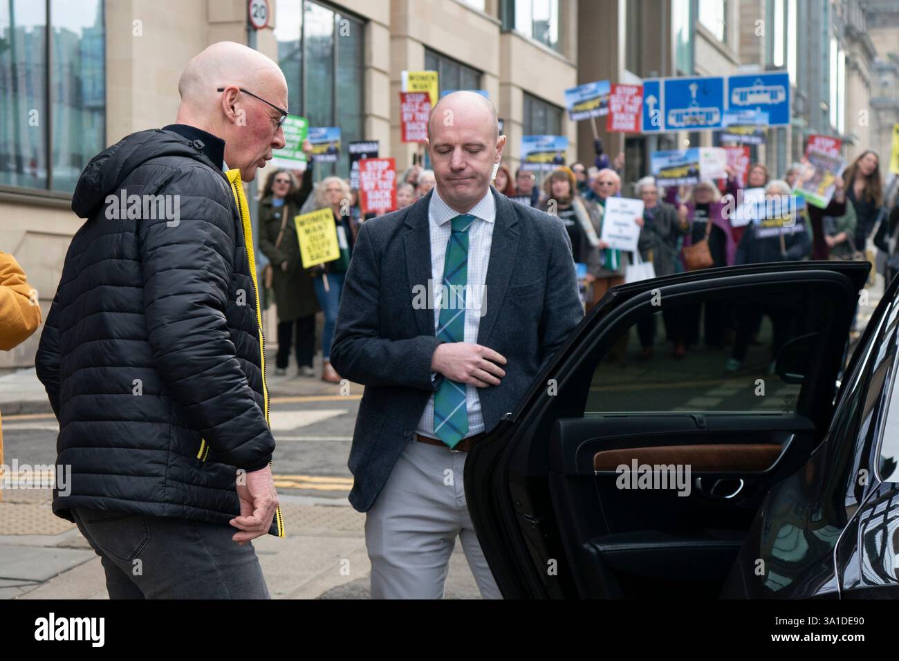 Edinburgh, Schottland, Großbritannien. März 2025. Die Frauenpro-Frauengruppe Schottland veranstaltete vor dem Veranstaltungsort des Internationalen Frauentags der SNP in Edinburgh eine Proteste, an der die Referenten First Minister John Swinney und die ehemalige First Ministerin Nicola Sturgeon teilnahmen. Die Demonstranten sind unglücklich darüber, dass die SNP keinen Unterschied zwischen Transsexuellen und Frauen macht und welche Auswirkungen diese Politik auf die rein weiblichen Räume hat. Herr Swinney sprach mit Marion Calder, Direktorin für Frauen Schottland, bevor er an der Veranstaltung teilnahm. Iain Masterton/Alamy Live News. Stockfoto