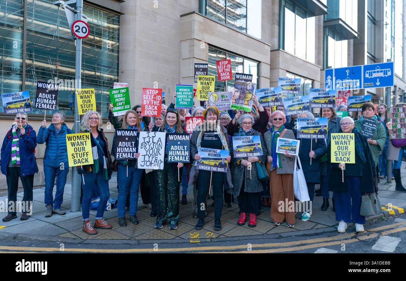 Edinburgh, Schottland, Großbritannien. März 2025. Die Frauenpro-Frauengruppe Schottland veranstaltete vor dem Veranstaltungsort des Internationalen Frauentags der SNP in Edinburgh eine Proteste, an der die Referenten First Minister John Swinney und die ehemalige First Ministerin Nicola Sturgeon teilnahmen. Die Demonstranten sind unglücklich darüber, dass die SNP keinen Unterschied zwischen Transsexuellen und Frauen macht und welche Auswirkungen diese Politik auf die rein weiblichen Räume hat. Herr Swinney sprach mit Marion Calder, Direktorin für Frauen Schottland, bevor er an der Veranstaltung teilnahm. Iain Masterton/Alamy Live News. Stockfoto