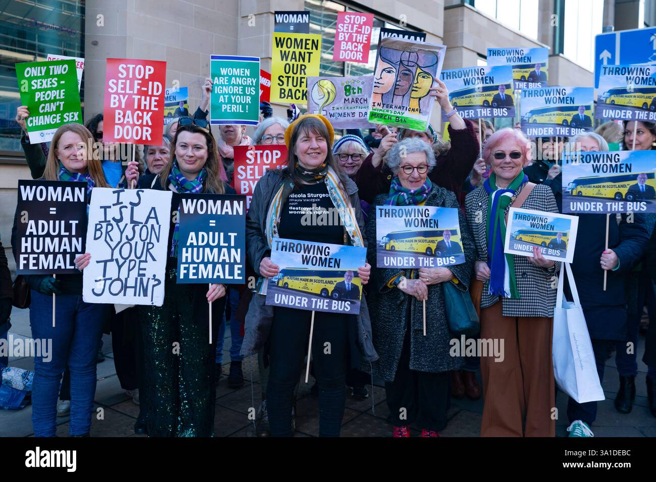 Edinburgh, Schottland, Großbritannien. März 2025. Die Frauenpro-Frauengruppe Schottland veranstaltete vor dem Veranstaltungsort des Internationalen Frauentags der SNP in Edinburgh eine Proteste, an der die Referenten First Minister John Swinney und die ehemalige First Ministerin Nicola Sturgeon teilnahmen. Die Demonstranten sind unglücklich darüber, dass die SNP keinen Unterschied zwischen Transsexuellen und Frauen macht und welche Auswirkungen diese Politik auf die rein weiblichen Räume hat. Herr Swinney sprach mit Marion Calder, Direktorin für Frauen Schottland, bevor er an der Veranstaltung teilnahm. Iain Masterton/Alamy Live News. Stockfoto