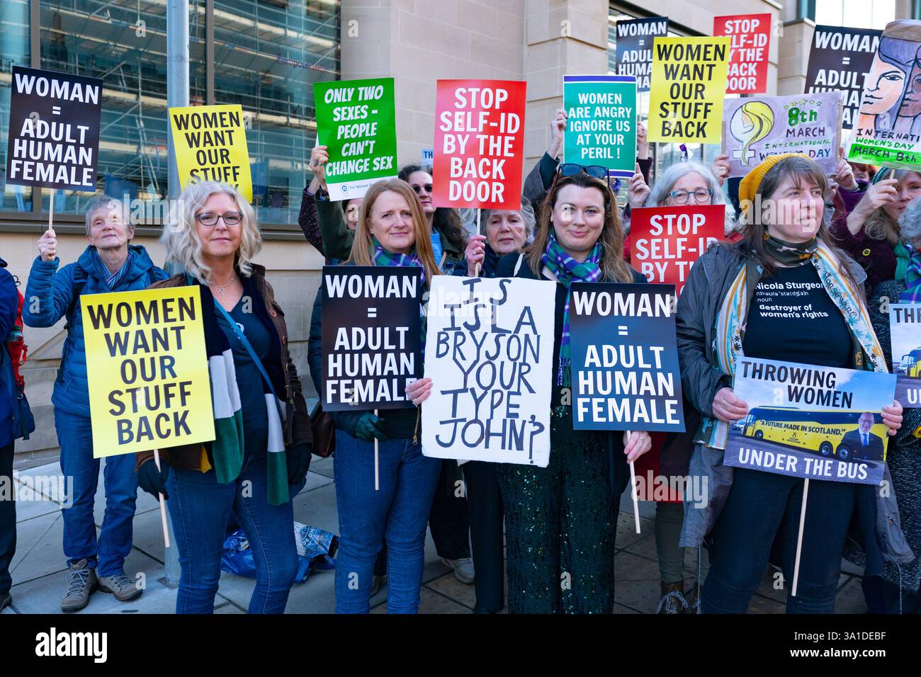 Edinburgh, Schottland, Großbritannien. März 2025. Die Frauenpro-Frauengruppe Schottland veranstaltete vor dem Veranstaltungsort des Internationalen Frauentags der SNP in Edinburgh eine Proteste, an der die Referenten First Minister John Swinney und die ehemalige First Ministerin Nicola Sturgeon teilnahmen. Die Demonstranten sind unglücklich darüber, dass die SNP keinen Unterschied zwischen Transsexuellen und Frauen macht und welche Auswirkungen diese Politik auf die rein weiblichen Räume hat. Herr Swinney sprach mit Marion Calder, Direktorin für Frauen Schottland, bevor er an der Veranstaltung teilnahm. Iain Masterton/Alamy Live News. Stockfoto