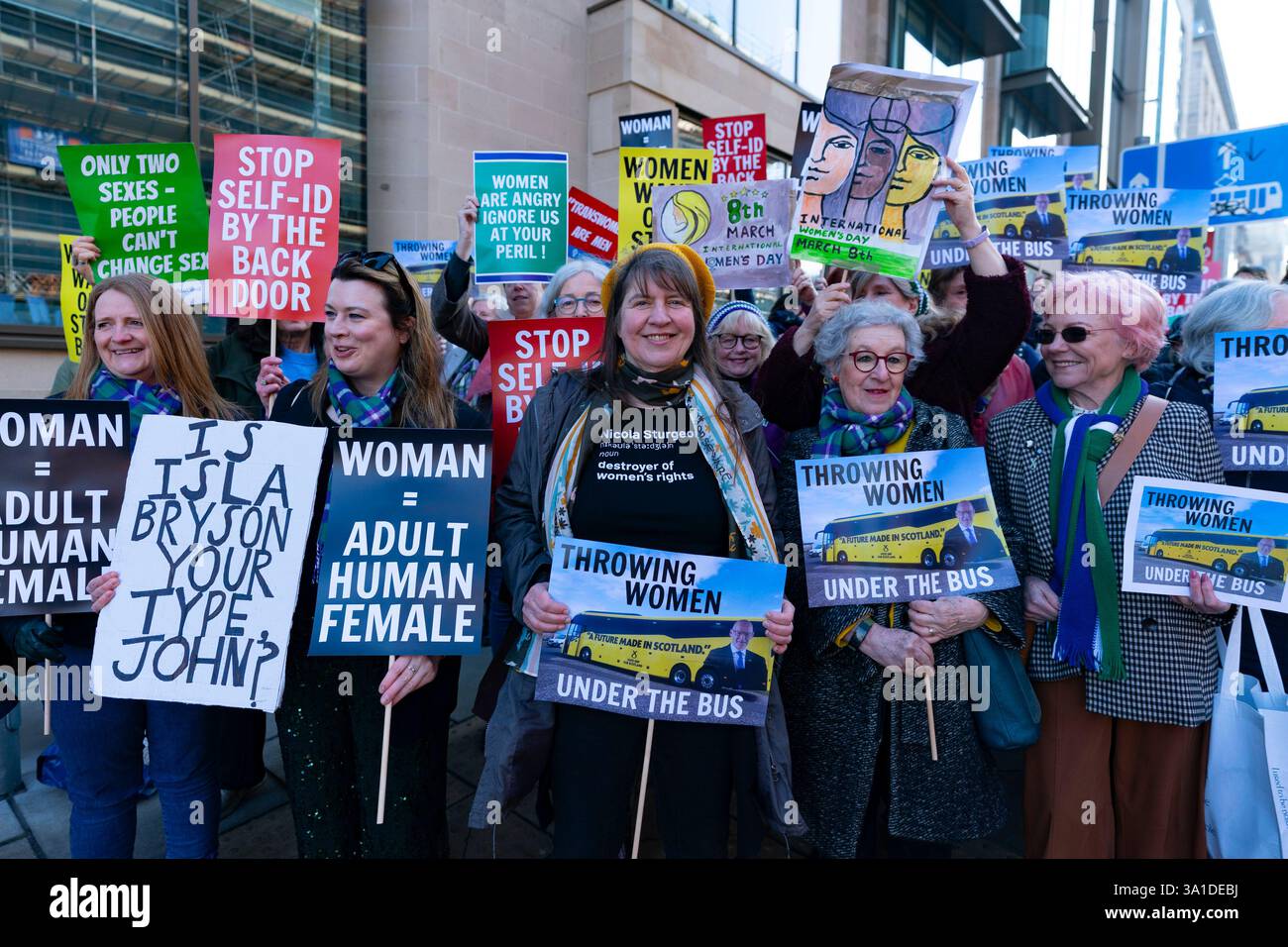 Edinburgh, Schottland, Großbritannien. März 2025. Die Frauenpro-Frauengruppe Schottland veranstaltete vor dem Veranstaltungsort des Internationalen Frauentags der SNP in Edinburgh eine Proteste, an der die Referenten First Minister John Swinney und die ehemalige First Ministerin Nicola Sturgeon teilnahmen. Die Demonstranten sind unglücklich darüber, dass die SNP keinen Unterschied zwischen Transsexuellen und Frauen macht und welche Auswirkungen diese Politik auf die rein weiblichen Räume hat. Herr Swinney sprach mit Marion Calder, Direktorin für Frauen Schottland, bevor er an der Veranstaltung teilnahm. Iain Masterton/Alamy Live News. Stockfoto