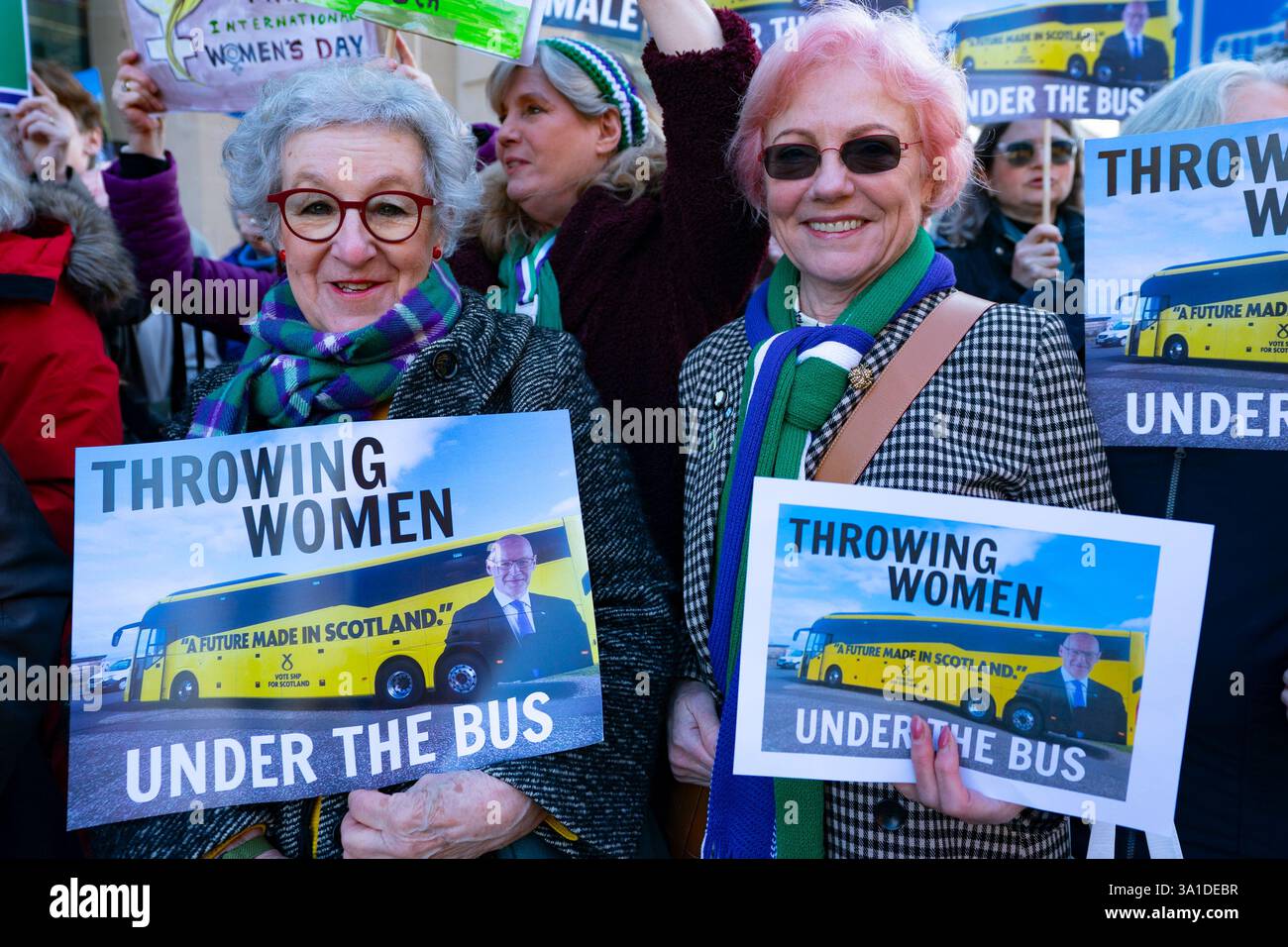 Edinburgh, Schottland, Großbritannien. März 2025. Die Frauenpro-Frauengruppe Schottland veranstaltete vor dem Veranstaltungsort des Internationalen Frauentags der SNP in Edinburgh eine Proteste, an der die Referenten First Minister John Swinney und die ehemalige First Ministerin Nicola Sturgeon teilnahmen. Die Demonstranten sind unglücklich darüber, dass die SNP keinen Unterschied zwischen Transsexuellen und Frauen macht und welche Auswirkungen diese Politik auf die rein weiblichen Räume hat. Herr Swinney sprach mit Marion Calder, Direktorin für Frauen Schottland, bevor er an der Veranstaltung teilnahm. Iain Masterton/Alamy Live News. Stockfoto