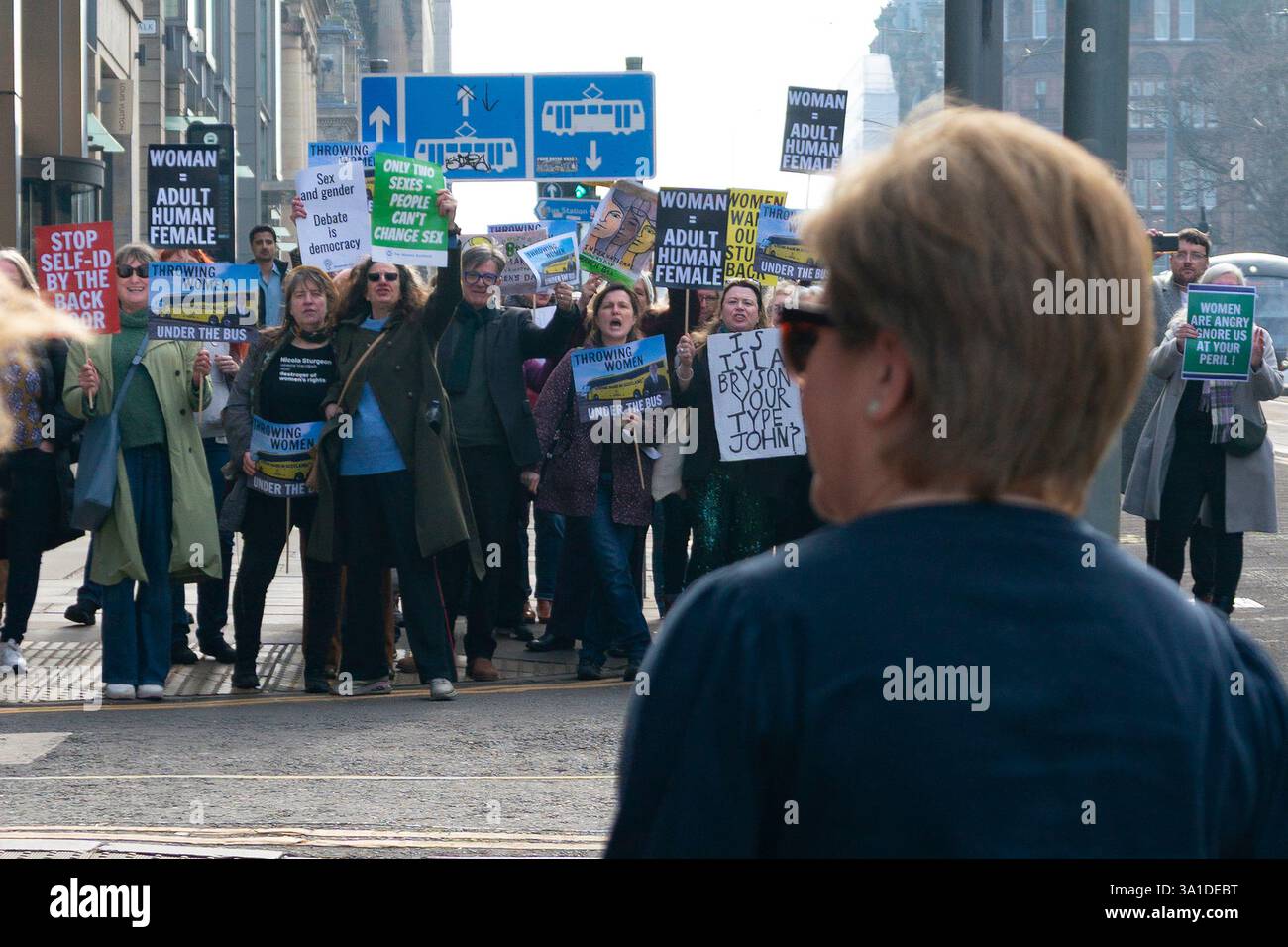 Edinburgh, Schottland, Großbritannien. März 2025. Die Frauenpro-Frauengruppe Schottland veranstaltete vor dem Veranstaltungsort des Internationalen Frauentags der SNP in Edinburgh eine Proteste, an der die Referenten First Minister John Swinney und die ehemalige First Ministerin Nicola Sturgeon teilnahmen. Die Demonstranten sind unglücklich darüber, dass die SNP keinen Unterschied zwischen Transsexuellen und Frauen macht und welche Auswirkungen diese Politik auf die rein weiblichen Räume hat. Herr Swinney sprach mit Marion Calder, Direktorin für Frauen Schottland, bevor er an der Veranstaltung teilnahm. PIC; Nicola Sturgeon kommt an der Veranstaltung. Iain Masterton/Alamy Live News. Stockfoto