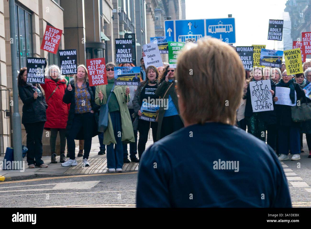 Edinburgh, Schottland, Großbritannien. März 2025. Die Frauenpro-Frauengruppe Schottland veranstaltete vor dem Veranstaltungsort des Internationalen Frauentags der SNP in Edinburgh eine Proteste, an der die Referenten First Minister John Swinney und die ehemalige First Ministerin Nicola Sturgeon teilnahmen. Die Demonstranten sind unglücklich darüber, dass die SNP keinen Unterschied zwischen Transsexuellen und Frauen macht und welche Auswirkungen diese Politik auf die rein weiblichen Räume hat. Herr Swinney sprach mit Marion Calder, Direktorin für Frauen Schottland, bevor er an der Veranstaltung teilnahm. PIC; Nicola Sturgeon kommt an der Veranstaltung. Iain Masterton/Alamy Live News. Stockfoto