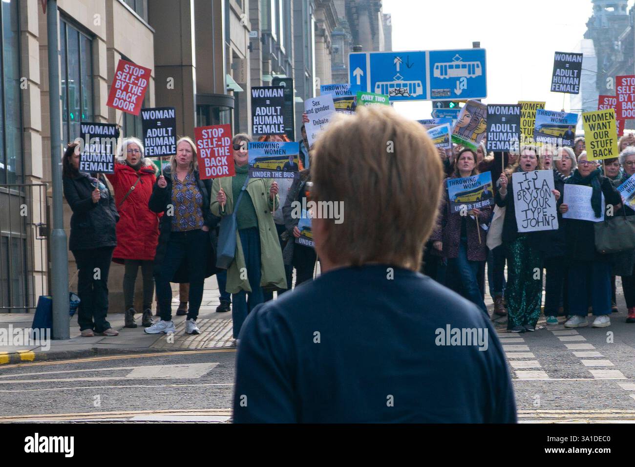 Edinburgh, Schottland, Großbritannien. März 2025. Die Frauenpro-Frauengruppe Schottland veranstaltete vor dem Veranstaltungsort des Internationalen Frauentags der SNP in Edinburgh eine Proteste, an der die Referenten First Minister John Swinney und die ehemalige First Ministerin Nicola Sturgeon teilnahmen. Die Demonstranten sind unglücklich darüber, dass die SNP keinen Unterschied zwischen Transsexuellen und Frauen macht und welche Auswirkungen diese Politik auf die rein weiblichen Räume hat. Herr Swinney sprach mit Marion Calder, Direktorin für Frauen Schottland, bevor er an der Veranstaltung teilnahm. PIC; Nicola Sturgeon kommt an der Veranstaltung. Iain Masterton/Alamy Live News. Stockfoto