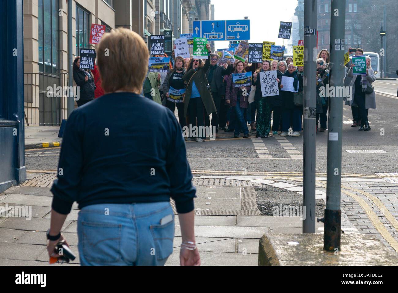 Edinburgh, Schottland, Großbritannien. März 2025. Die Frauenpro-Frauengruppe Schottland veranstaltete vor dem Veranstaltungsort des Internationalen Frauentags der SNP in Edinburgh eine Proteste, an der die Referenten First Minister John Swinney und die ehemalige First Ministerin Nicola Sturgeon teilnahmen. Die Demonstranten sind unglücklich darüber, dass die SNP keinen Unterschied zwischen Transsexuellen und Frauen macht und welche Auswirkungen diese Politik auf die rein weiblichen Räume hat. Herr Swinney sprach mit Marion Calder, Direktorin für Frauen Schottland, bevor er an der Veranstaltung teilnahm. PIC; Nicola Sturgeon kommt an der Veranstaltung. Iain Masterton/Alamy Live News. Stockfoto