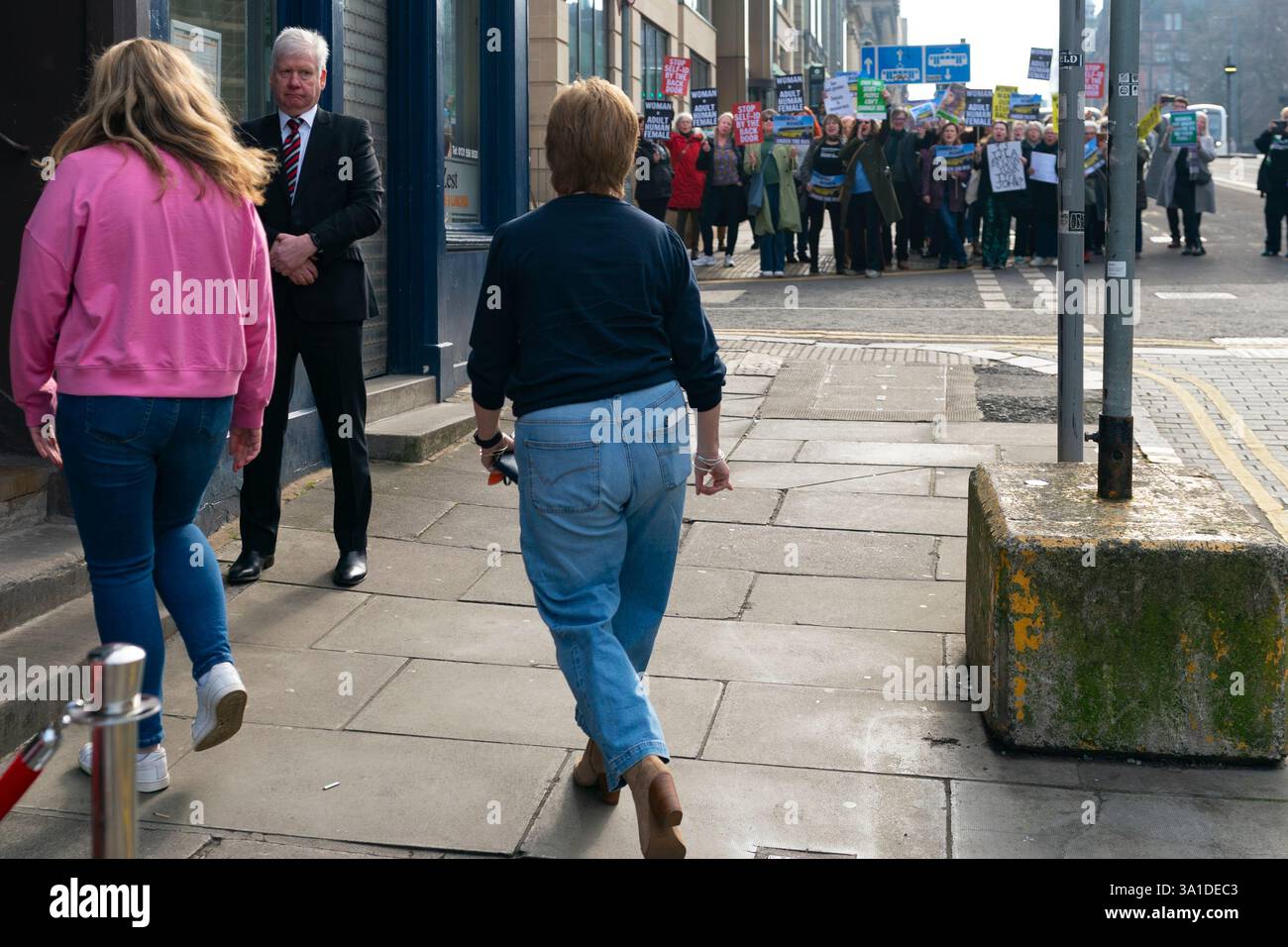 Edinburgh, Schottland, Großbritannien. März 2025. Die Frauenpro-Frauengruppe Schottland veranstaltete vor dem Veranstaltungsort des Internationalen Frauentags der SNP in Edinburgh eine Proteste, an der die Referenten First Minister John Swinney und die ehemalige First Ministerin Nicola Sturgeon teilnahmen. Die Demonstranten sind unglücklich darüber, dass die SNP keinen Unterschied zwischen Transsexuellen und Frauen macht und welche Auswirkungen diese Politik auf die rein weiblichen Räume hat. Herr Swinney sprach mit Marion Calder, Direktorin für Frauen Schottland, bevor er an der Veranstaltung teilnahm. PIC; Nicola Sturgeon kommt an der Veranstaltung. Iain Masterton/Alamy Live News. Stockfoto