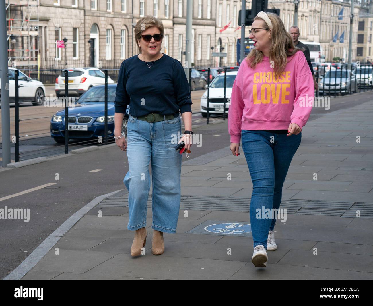 Edinburgh, Schottland, Großbritannien. März 2025. Die Frauenpro-Frauengruppe Schottland veranstaltete vor dem Veranstaltungsort des Internationalen Frauentags der SNP in Edinburgh eine Proteste, an der die Referenten First Minister John Swinney und die ehemalige First Ministerin Nicola Sturgeon teilnahmen. Die Demonstranten sind unglücklich darüber, dass die SNP keinen Unterschied zwischen Transsexuellen und Frauen macht und welche Auswirkungen diese Politik auf die rein weiblichen Räume hat. Herr Swinney sprach mit Marion Calder, Direktorin für Frauen Schottland, bevor er an der Veranstaltung teilnahm. PIC; Nicola Sturgeon kommt an der Veranstaltung. Iain Masterton/Alamy Live News. Stockfoto