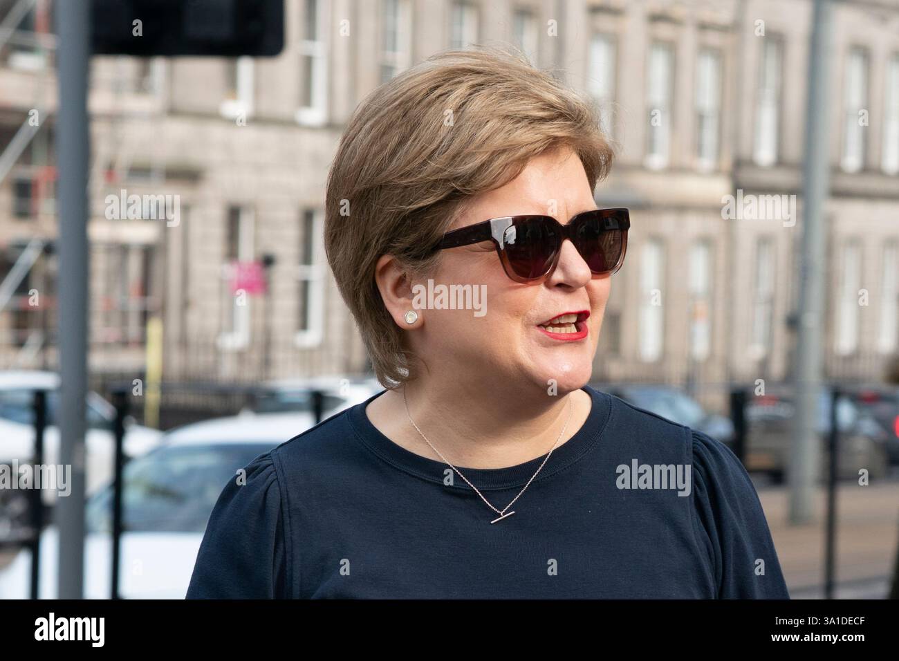 Edinburgh, Schottland, Großbritannien. März 2025. Die Frauenpro-Frauengruppe Schottland veranstaltete vor dem Veranstaltungsort des Internationalen Frauentags der SNP in Edinburgh eine Proteste, an der die Referenten First Minister John Swinney und die ehemalige First Ministerin Nicola Sturgeon teilnahmen. Die Demonstranten sind unglücklich darüber, dass die SNP keinen Unterschied zwischen Transsexuellen und Frauen macht und welche Auswirkungen diese Politik auf die rein weiblichen Räume hat. Herr Swinney sprach mit Marion Calder, Direktorin für Frauen Schottland, bevor er an der Veranstaltung teilnahm. PIC; Nicola Sturgeon kommt an der Veranstaltung. Iain Masterton/Alamy Live News. Stockfoto