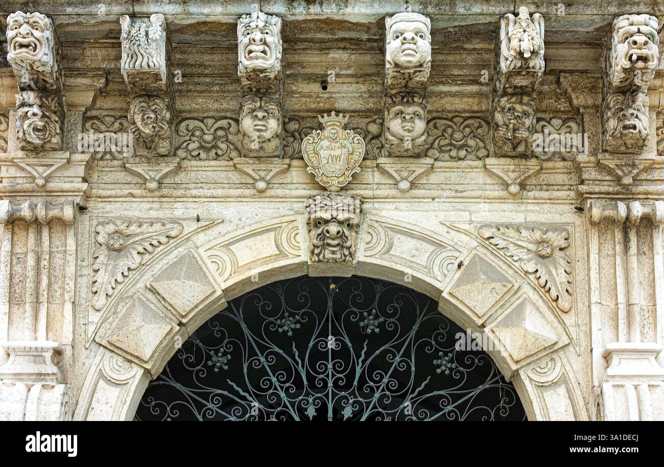 Italien Sizilien Acireale Detail des barocken Portals des Rathauses Stockfoto