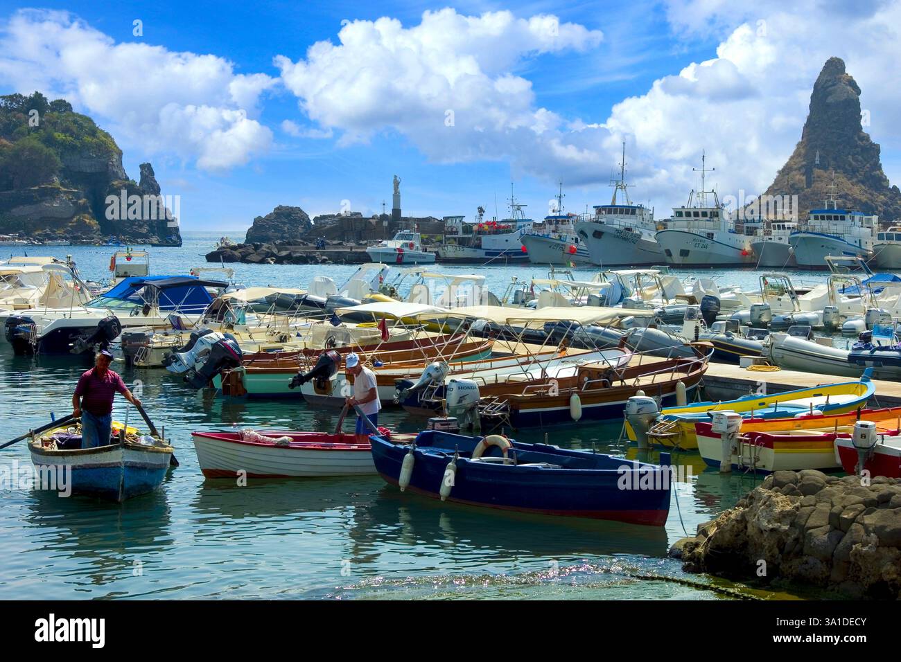 Italien Sizilien Acireale die Klippen der Insel Cyclops Stockfoto