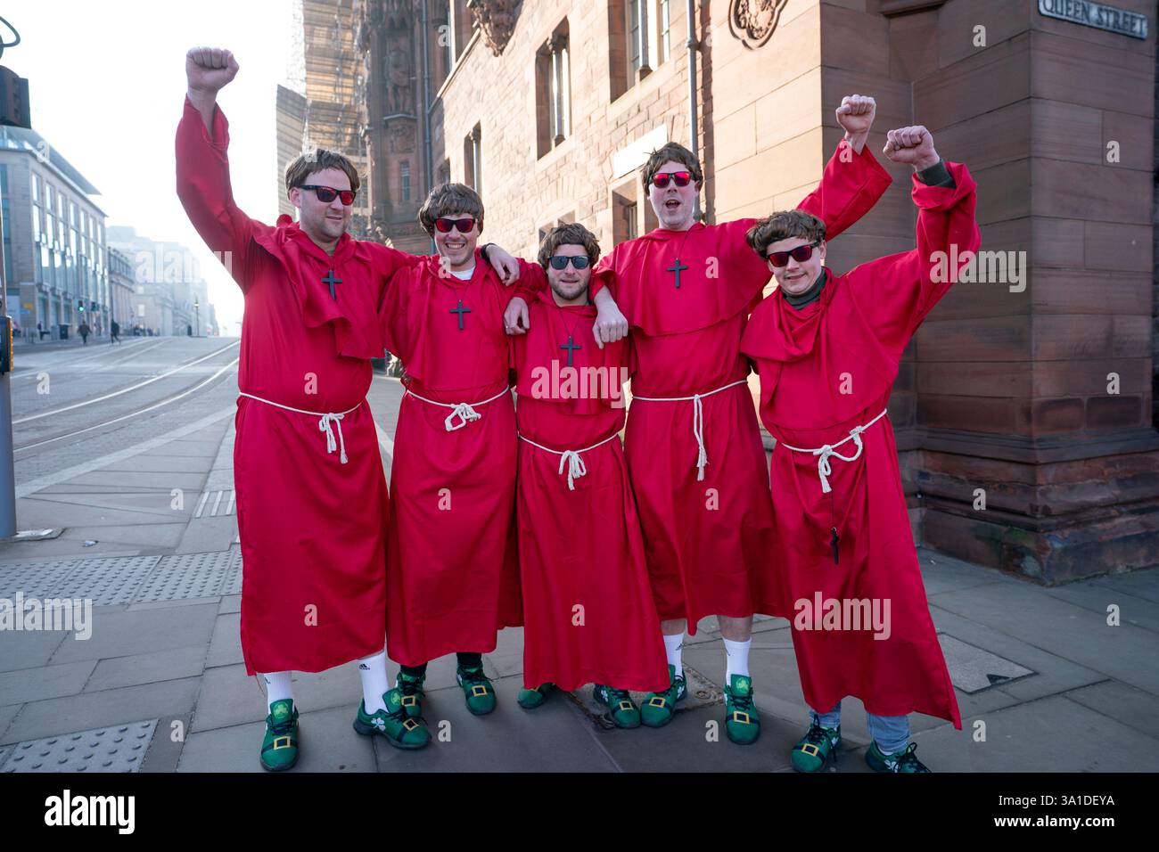 Edinburgh, Schottland, Großbritannien. März 2025. Walisische Rugby-Anhänger in roten Mönchsgewohnheiten auf dem Weg zum Scottish Gas Murrayfield Stadium, um Wales beim Spiel Schottland in der 6 Nations Championship zu beobachten. Iain Masterton/Alamy Live News Stockfoto