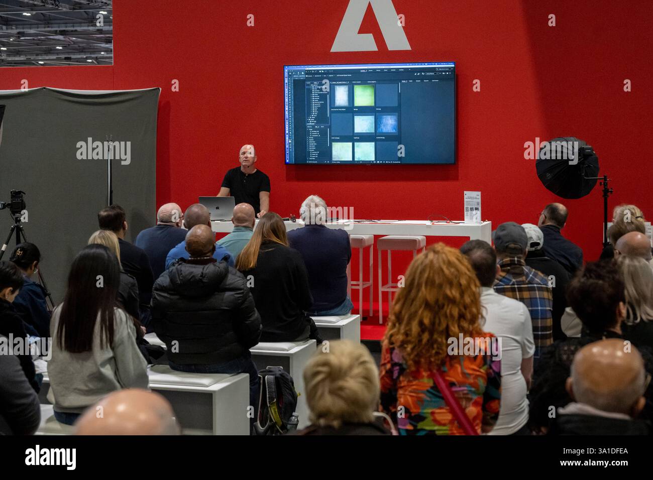 London, Großbritannien. 8. März 2025. Am Eröffnungstag von The Photography & Video im Excel London sehen sich Besucher am Adobe-Stand eine Vorführung zur Fotobearbeitung an. Die Veranstaltung richtet sich an Profis und Amateure, die die neuesten Techniken erlernen, von Branchenführern und Experten hören und die neueste Technologie und Ausrüstung ausprobieren können. Die Show findet vom 8. Bis 11. März statt. Quelle: Stephen Chung / Alamy Live News Stockfoto