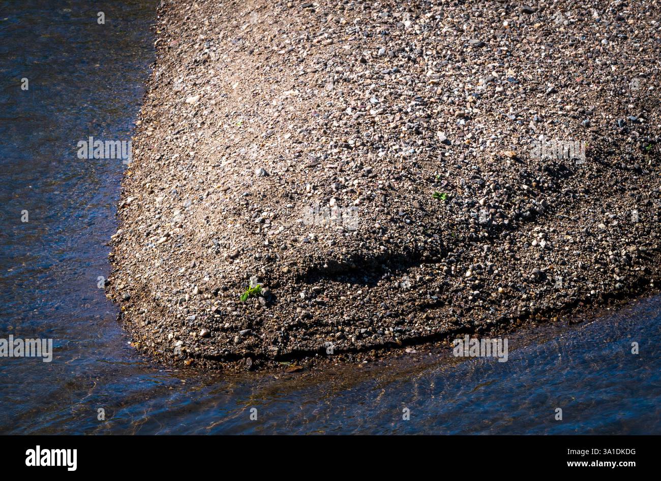 Schlangenförmiger Sand am Strand Stockfoto