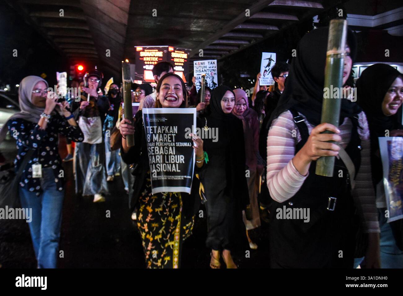 Bandung, West-Java, Indonesien. März 2025. Langmarsch der indonesischen Frauen während einer Kundgebung zum Internationalen Frauentag 2025 in Bandung, West-Java. Sie forderten die indonesische Regierung auf, entschlossene Maßnahmen gegen Menschenhandel-Mafias zu ergreifen, die Frauen, Kinder und schutzbedürftige Gruppen in sexuelle Ausbeutung, Zwangsarbeit und Organhandel einsperren. (Kreditbild: © Dimas Rachmatsyah/ZUMA Press Wire) NUR REDAKTIONELLE VERWENDUNG! Nicht für kommerzielle ZWECKE! Stockfoto