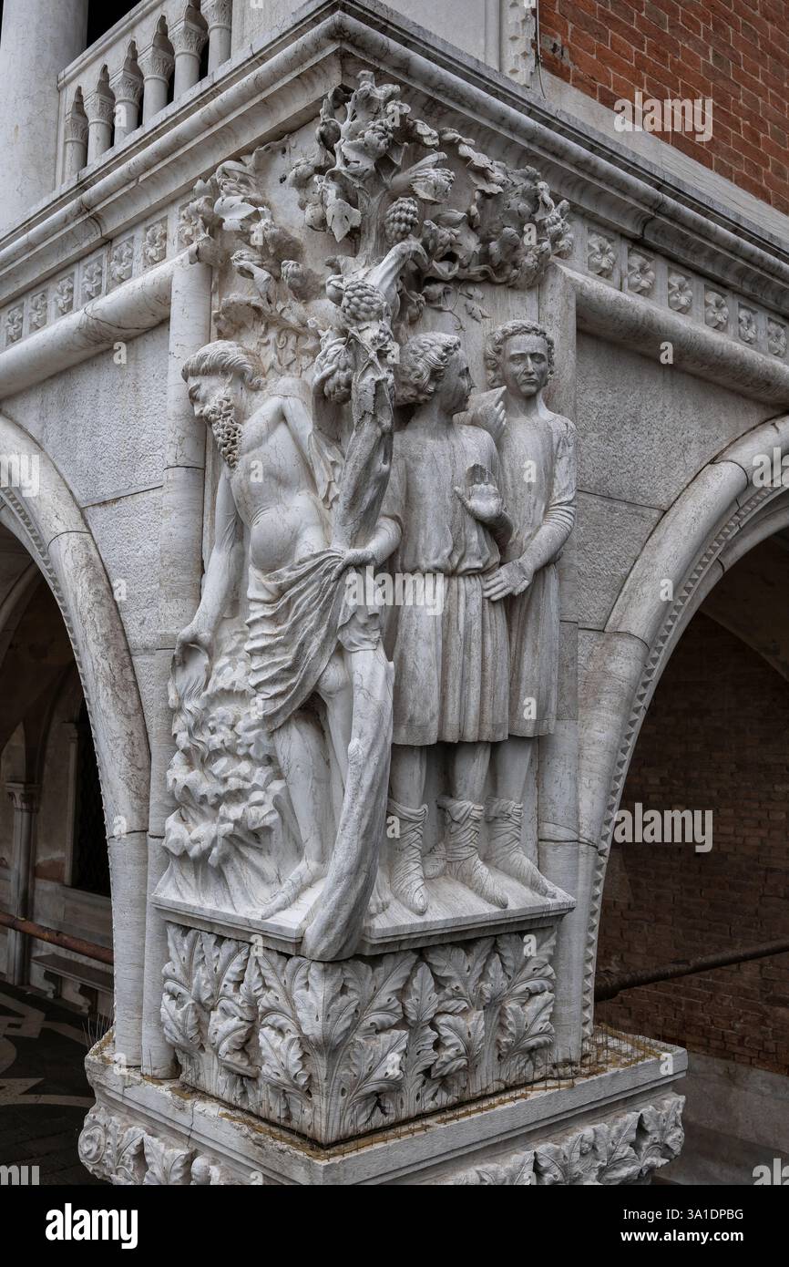 Trunkenheit von Noah im Dogenpalast (Palazzo Ducale) in Venedig, Italien. Mittelalterliche gotische Skulptur aus der Mitte des 14. Jahrhunderts, die Noah, seine beiden Söhne und darstellt Stockfoto