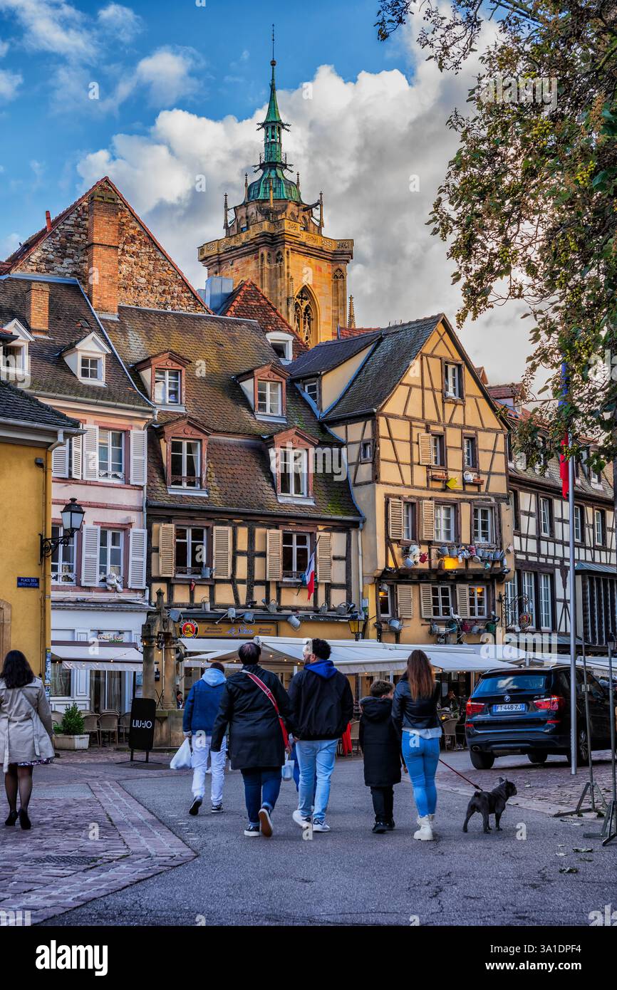 Die Altstadt in Colmar, Elsass, Frankreich. Historische Altstadt der Stadt mit traditionellen Fachwerkhäusern. Stockfoto