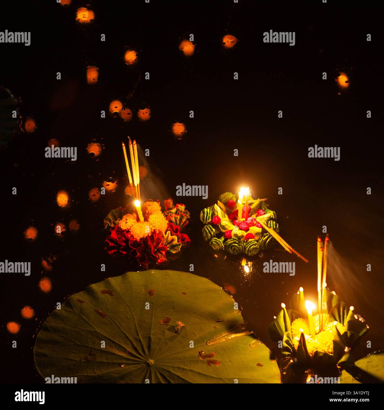 Schwimmende Krathongs auf dem Wasser während des Loy Krathong Festivals in Thailand. Stockfoto