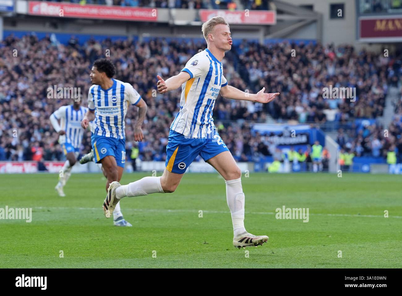 Jan Paul van Hecke von Brighton und Hove Albion feiert das erste Tor ihrer Mannschaft während des Premier League-Spiels im American Express Stadium, Brighton und Hove. Bilddatum: Samstag, 8. März 2025. Stockfoto