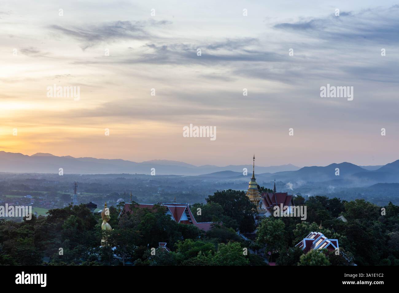 Blick auf den Tempel von Doi Saket und die Landschaft im Norden Thailands in der Nähe der Stadt Chiang Mai. Stockfoto
