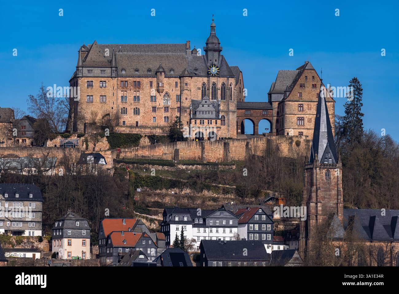 Das Marburger Schloss, auch Landgrafenburg genannt, und die lutherische Pfarrkirche (r) oberhalb der Altstadt Marburgs, Hessen, Deutschland, Europa Stockfoto