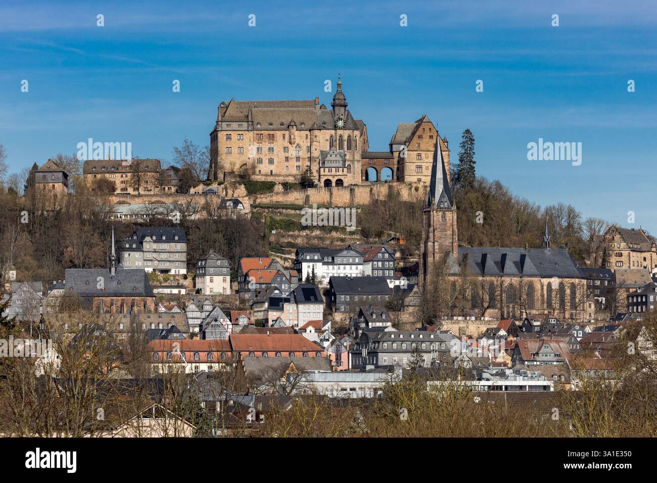 Das Marburger Schloss, auch Landgrafenburg genannt, und die lutherische Pfarrkirche (r) oberhalb der Altstadt Marburgs, Hessen, Deutschland, Europa Stockfoto