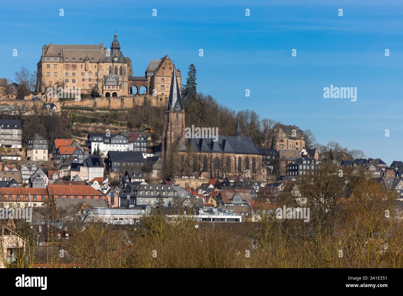 Das Marburger Schloss, auch Landgrafenburg genannt, und die lutherische Pfarrkirche (r) oberhalb der Altstadt Marburgs, Hessen, Deutschland, Europa Stockfoto