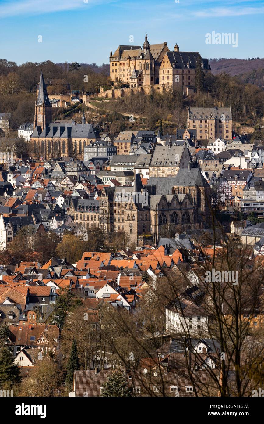 Schloss Marburg, auch Landgrafenburg, oberhalb der Marburger Altstadt mit lutherischer Pfarrkirche (l) und Universitätskirche (Mitte), Hessen, Deutschland Stockfoto