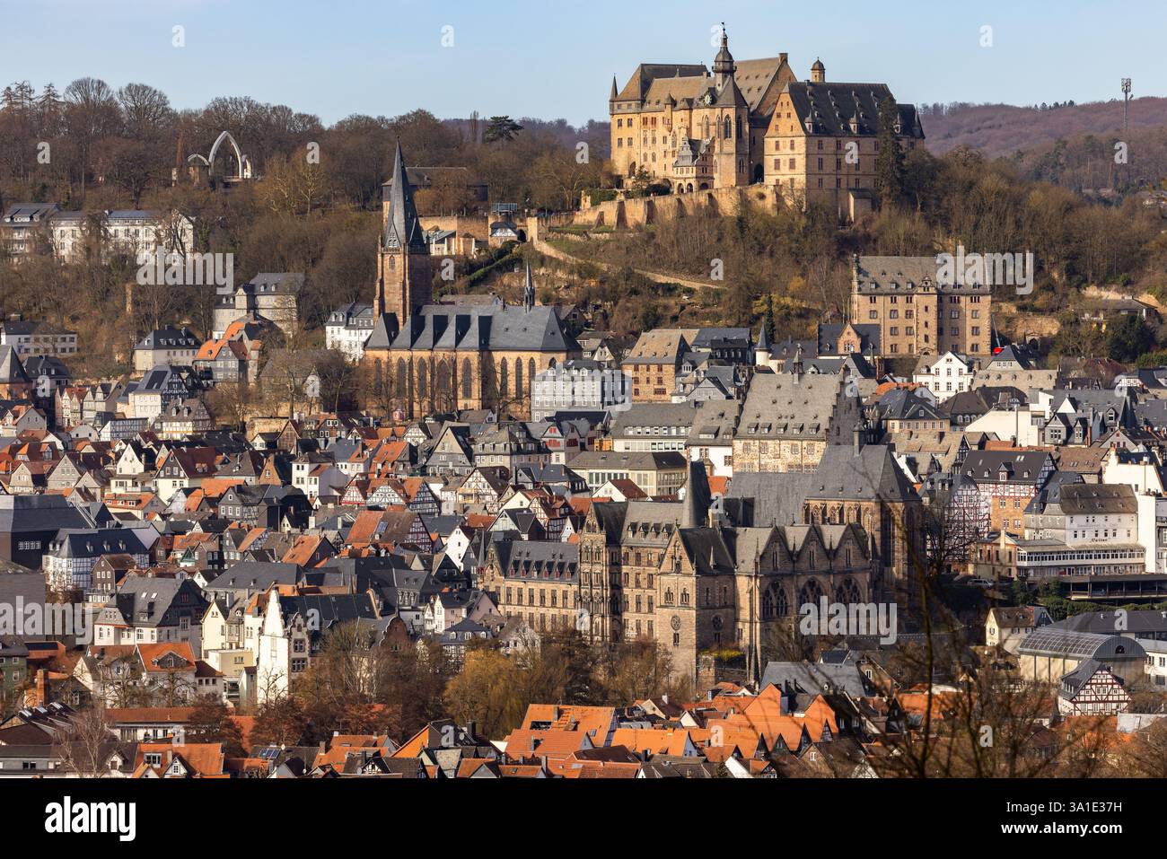 Schloss Marburg, auch Landgrafenburg, oberhalb der Marburger Altstadt mit lutherischer Pfarrkirche (l) und Universitätskirche (Mitte), Hessen, Deutschland Stockfoto