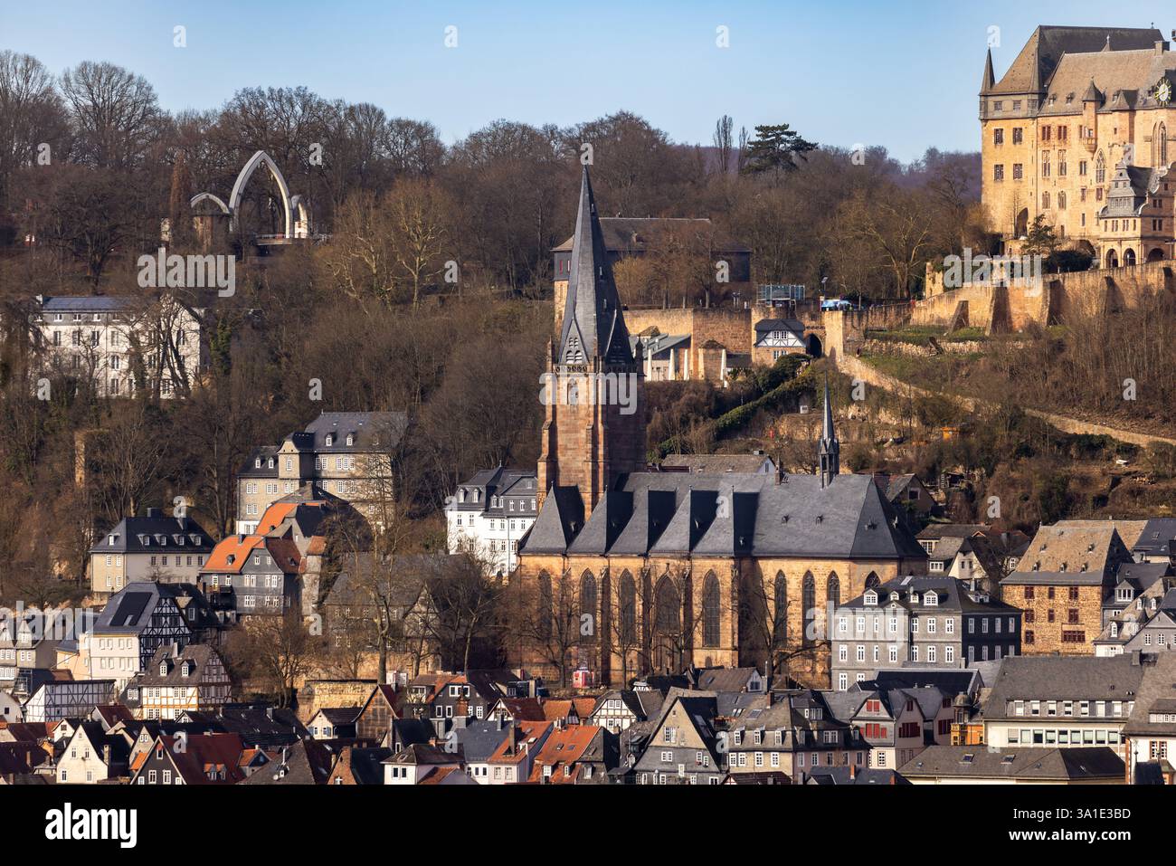 Die lutherische Pfarrkirche unterhalb der Marburger Burg (r), auch Landgrafenburg, oberhalb der Altstadt Marburgs, Hessen, Deutschland, Europa Stockfoto