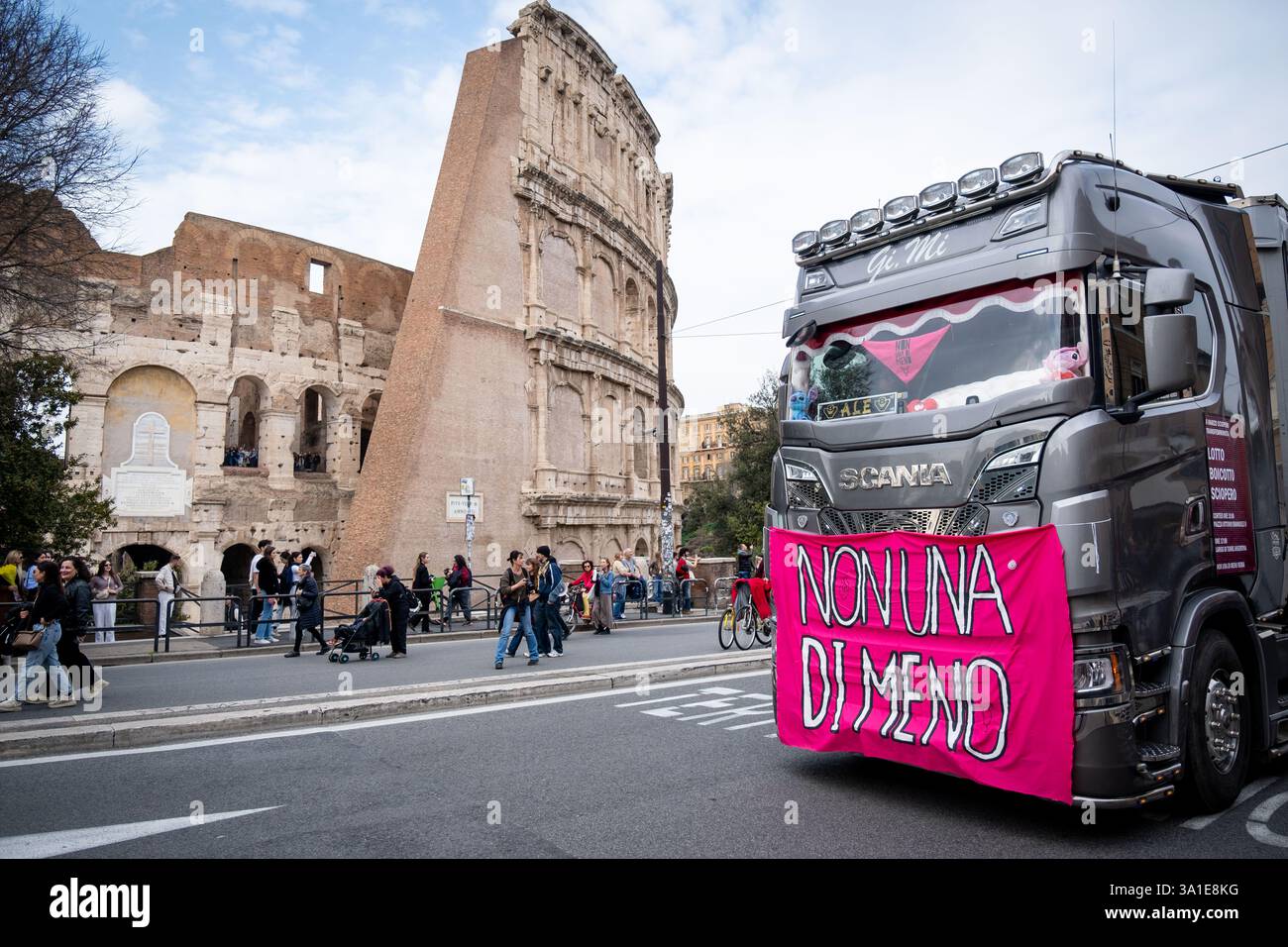Rom, Rm, Italien. März 2025. Tausende von Menschen nehmen an dem marsch durch die Straßen Roms Teil, der von Aktivisten der „Non una di meno“ (nicht einer weniger) organisiert wird: „Am 8. März findet ein transfeministischer Streik gegen den Krieg und die Regierung Meloni statt. Ich kämpfe, ich boykottiere, ich schlage. Der marsch erreicht das Kolosseo. (Kreditbild: © Marco Di Gianvito/ZUMA Press Wire) NUR REDAKTIONELLE VERWENDUNG! Nicht für kommerzielle ZWECKE! Stockfoto