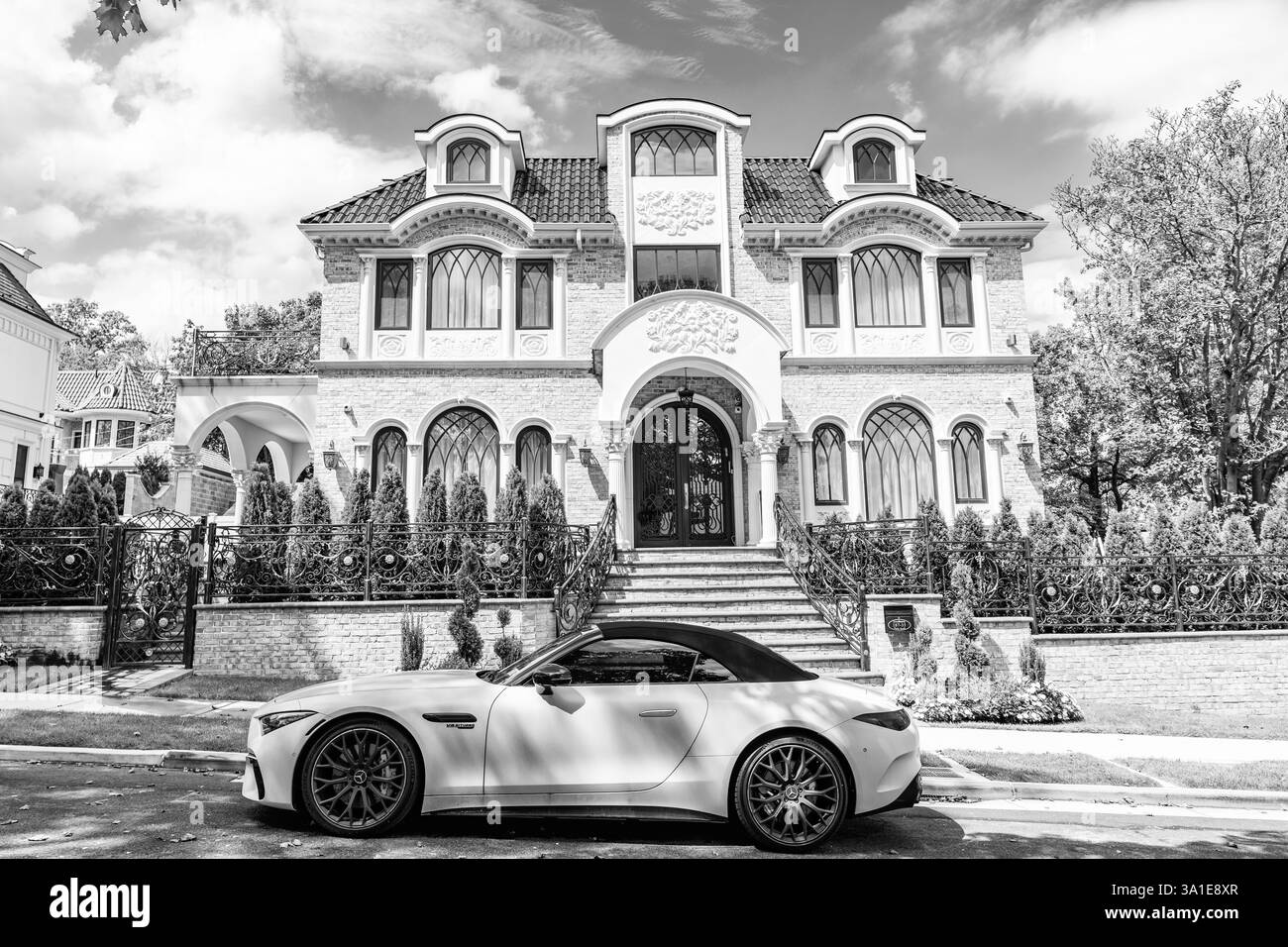 New York City, USA - 26. August 2023: 2022 Mercedes Benz SL-Klasse Cabriolet parkt am Gebäude, Seitenansicht Stockfoto