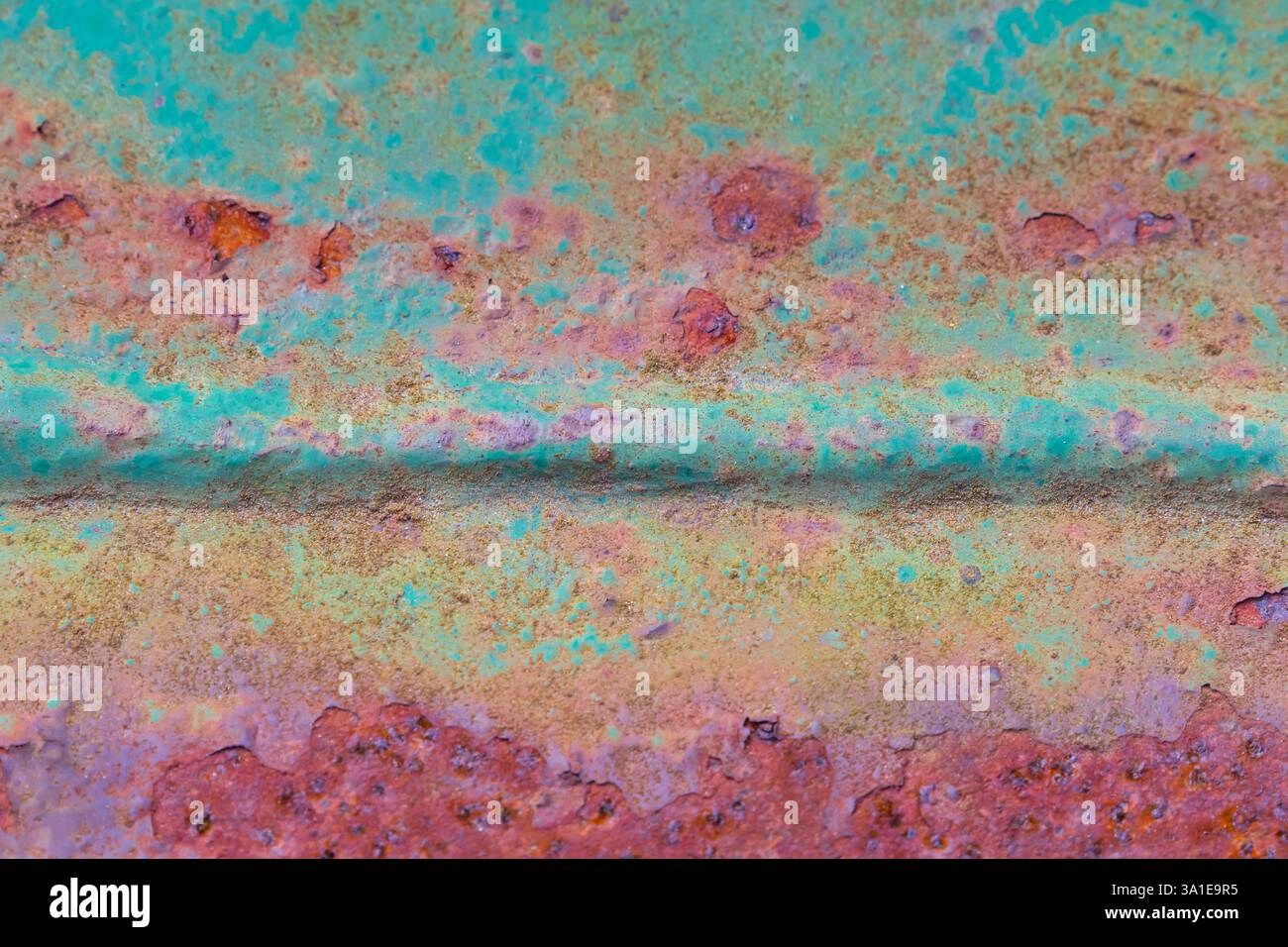 Nahaufnahme von verrostetem Metall und verwitterter Farbe, mit Korrosion, abblätternden Schichten und strukturierten Oberflächen, ideal für Hintergrund und Textur Stockfoto