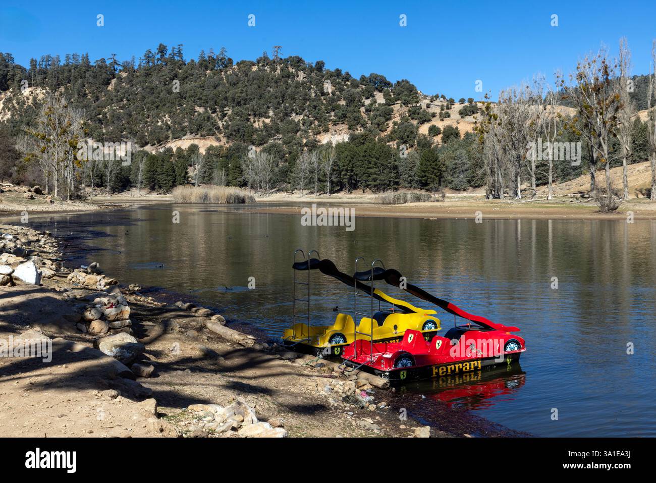 Der Ouiouane-See liegt in der Region Khenifra in Marokko, 10 Kilometer vom Quellgebiet des Flusses Oum er-Rbia entfernt. Stockfoto