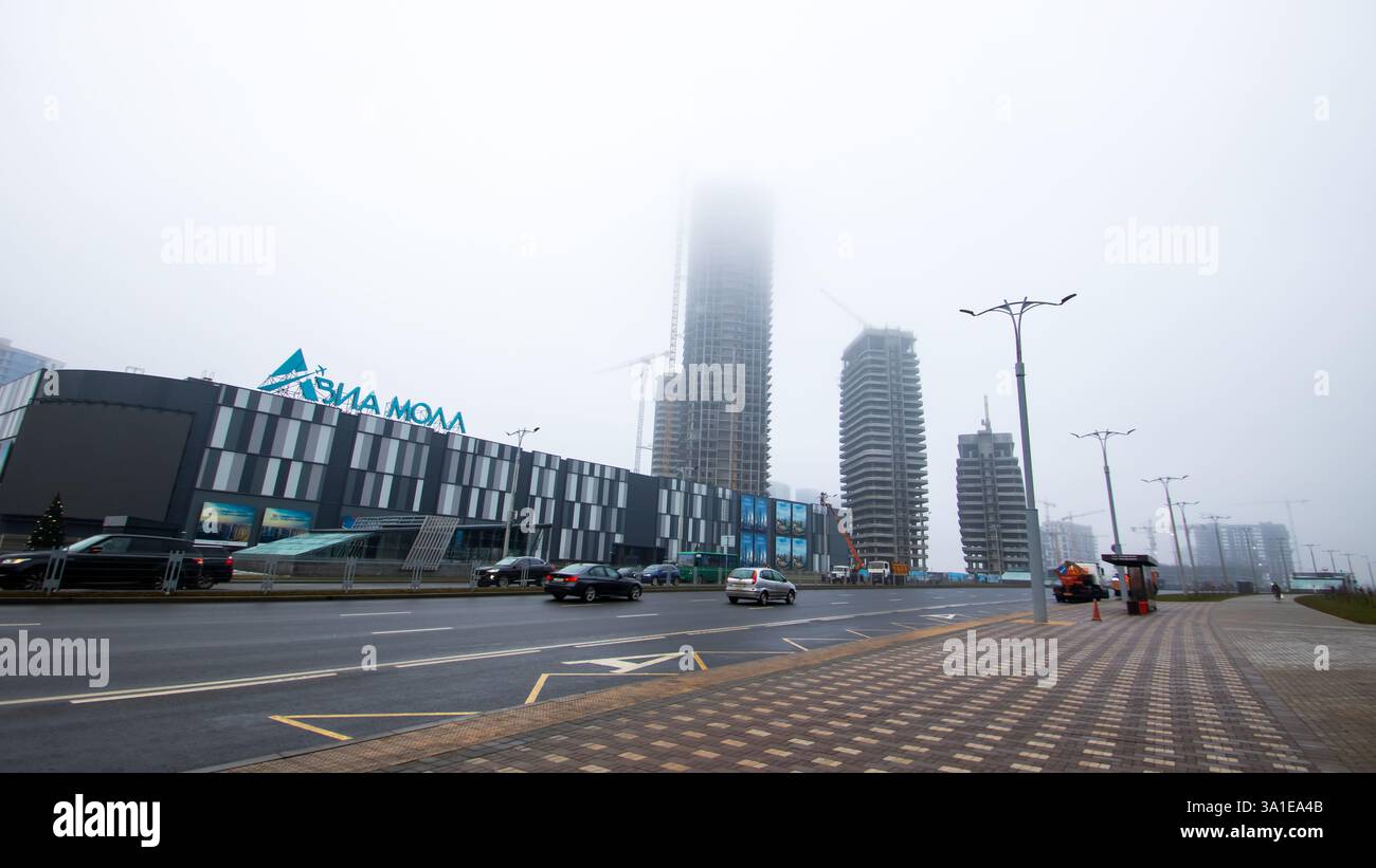 Weißrussland, Minsk - 26, 12, 2024: Es gibt ein markantes Gebäude, in dem das Wort Aqua hervorgehoben ist, was es zu einem einzigartigen Anblick in der macht Stockfoto