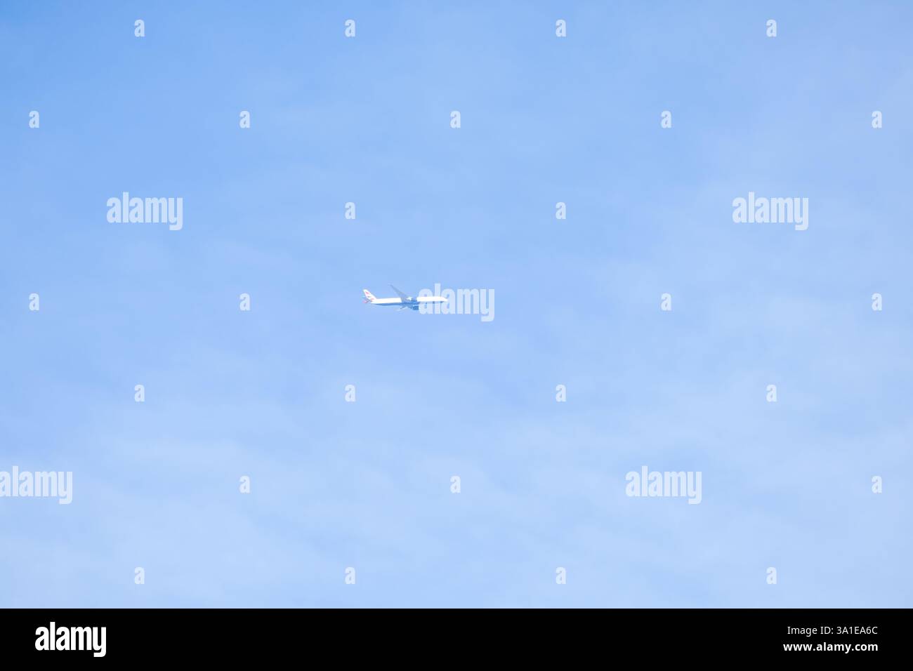 Ein zweimotoriges Jet-Liner-Flugzeug in tiefblauem Himmel Stockfoto