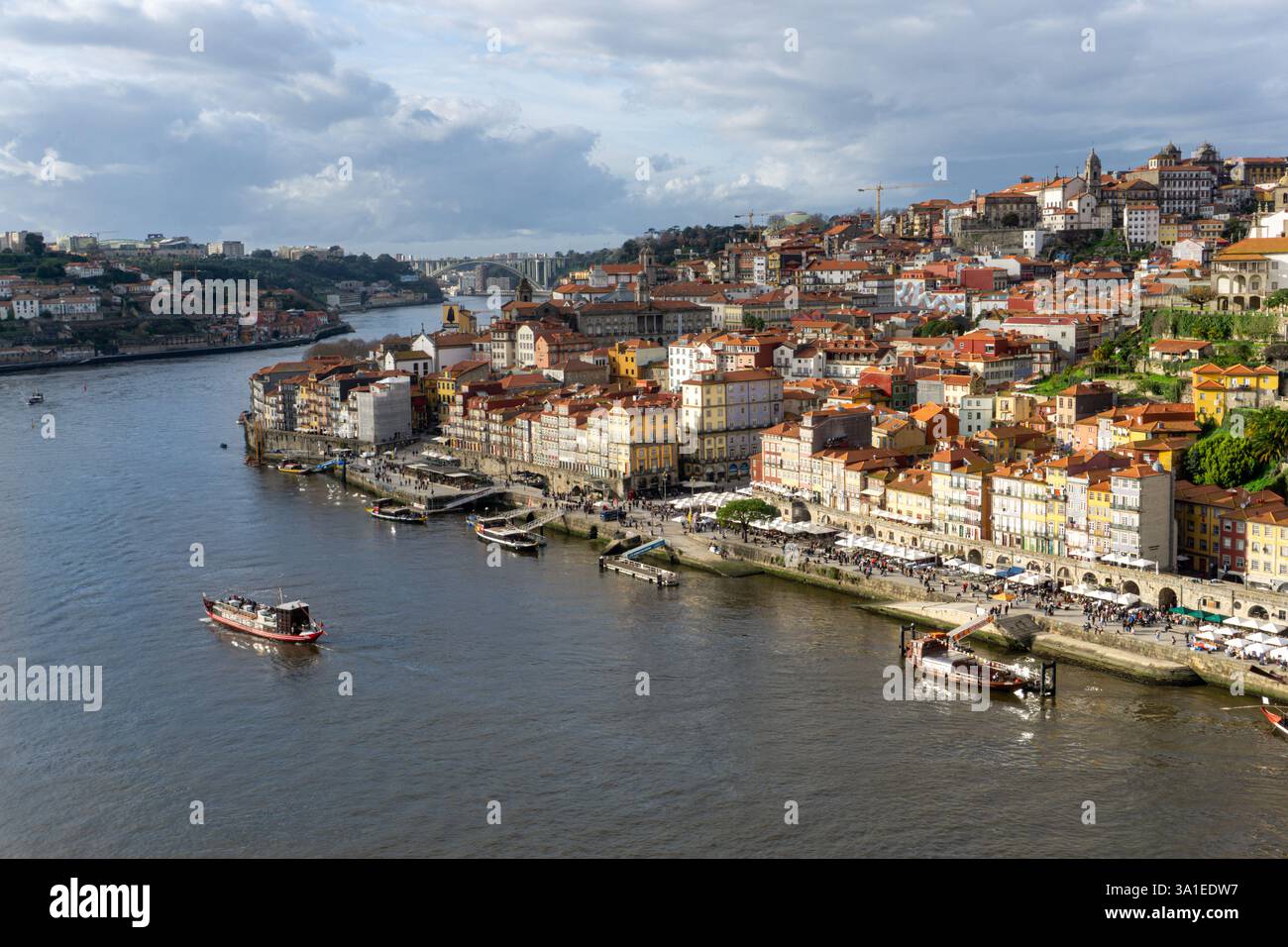 Wunderschöne Uferpromenade von Porto Portugal entlang des Flusses Douro mit traditioneller Architektur, lebhaften Häusern und Einer charmanten Stadtlandschaft in Euro Stockfoto