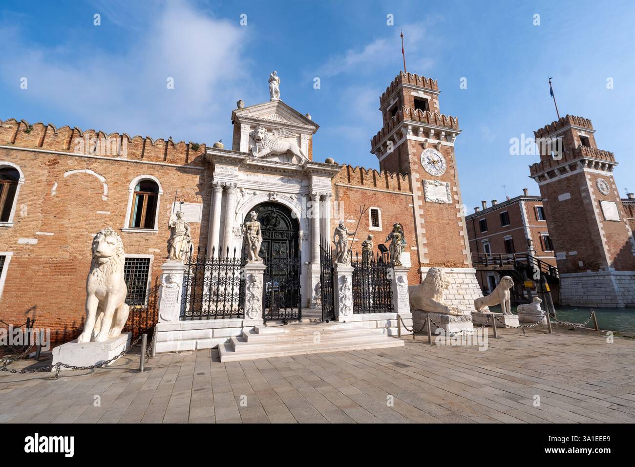 Venedig, Italien - 12. Oktober 2024: Der große Eingang des venezianischen Arsenals mit seinen Löwenstatuen, verzierten Toren und historischen Türmen Stockfoto