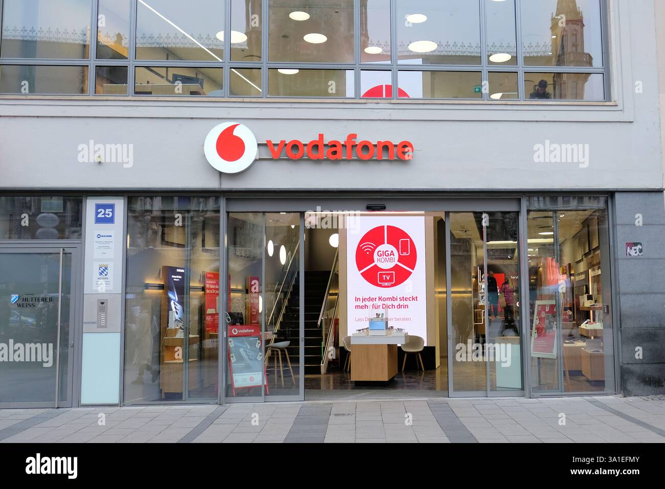Vodafone-Geschäft am Marienplatz in München; britisches multinationales Telekommunikationsunternehmen mit Geschäften auf der ganzen Welt; Mobilfunkdienst. Stockfoto Vodafone-Geschäft am Marienplatz in München; britisches multinationales Telekommunikationsunternehmen mit Geschäften auf der ganzen Welt; Mobilfunkdienst. Stockfoto