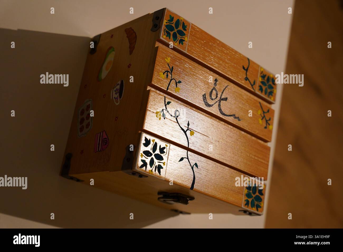 Eine Rezeptbox, die als Geschenk an eine Person namens Sarah gedacht ist, die in Urdu geschrieben ist und kreativ mit Blumen- und Lebensmittelkunst gestaltet wurde Stockfoto