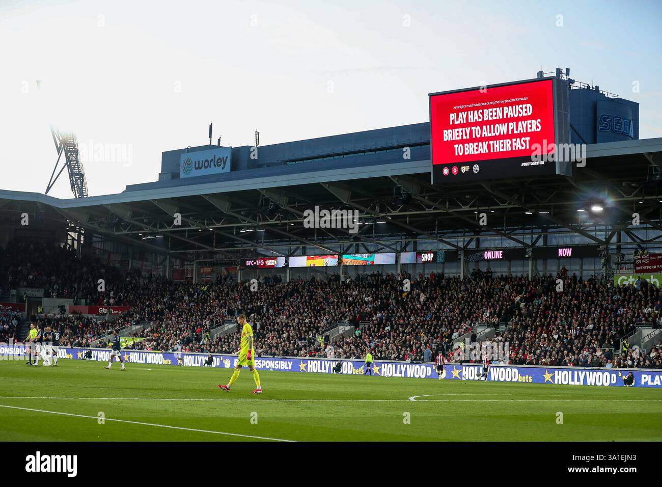 Das Spiel wird angehalten, damit die Spieler während des Premier League-Spiels Brentford gegen Aston Villa im Gtech Community Stadium, London, Großbritannien, am 8. März 2025 ihr Fastenbrechen können (Foto: Izzy Poles/News Images) Stockfoto
